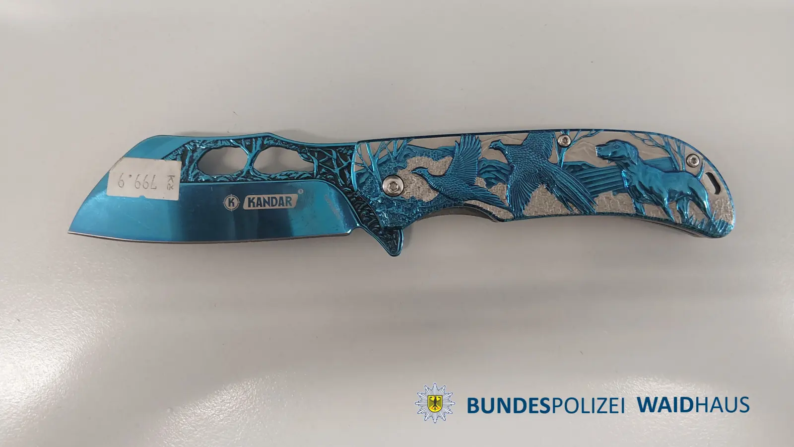 Dieses Springmesser hatte der 36-Jährige dabei. (Bild: Bundespolizei Waidhaus)