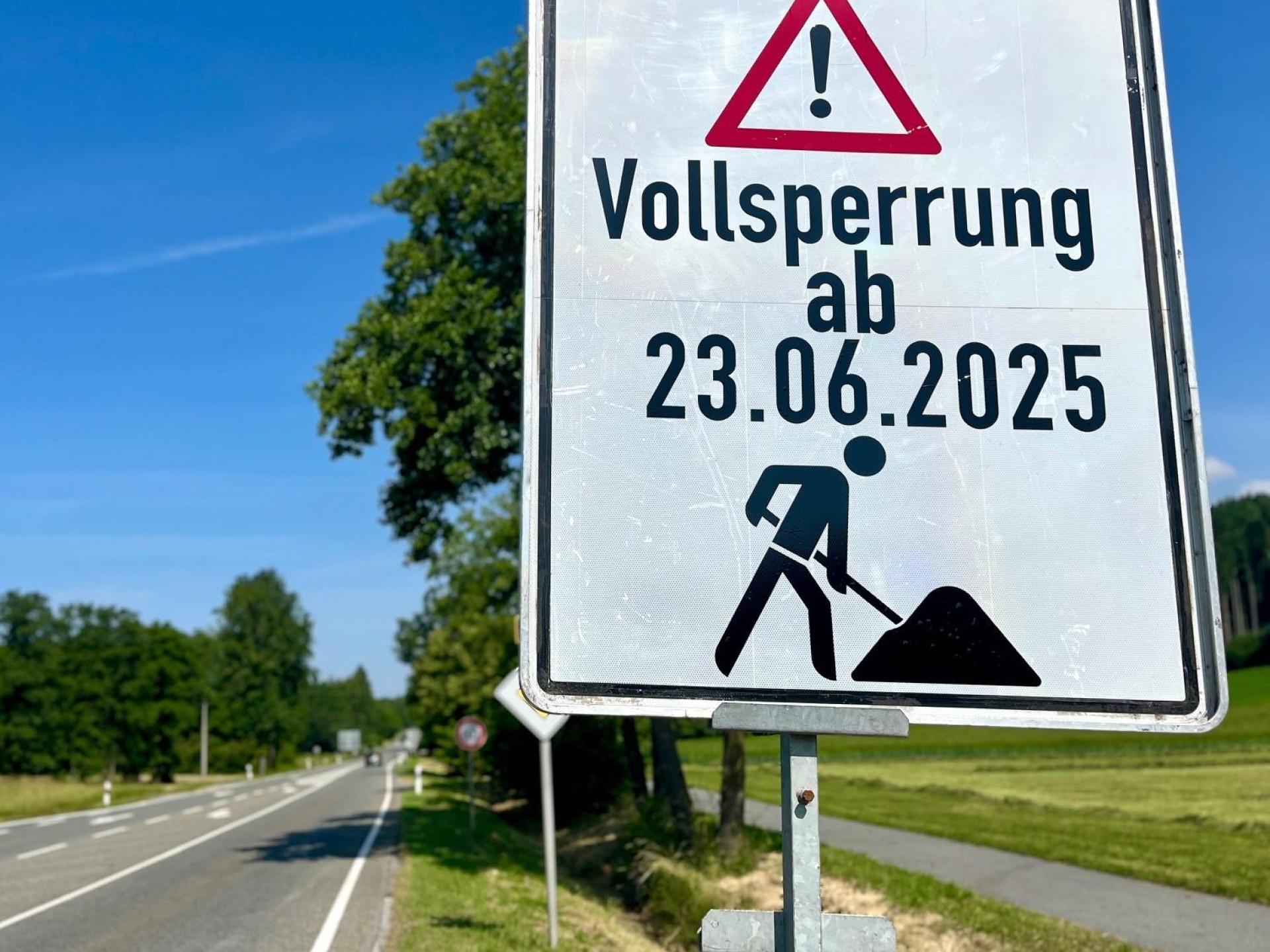 Das Schild kündigt die Vollsperrung eines 2,2 Kilometer langen Abschnitts der B 22 ab Altenstadt/WN bereits an. Ab Montag, 23. Juni, bis voraussichtlich November ist dieser Bereich für den Verkehr gesperrt. (Bild: Gabi Schönberger)