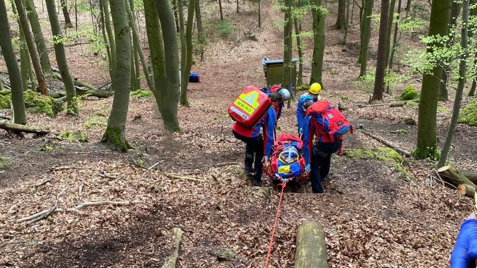 Die Bergwacht kommt zum Einsatz, wenn es um Einsätze in unwegsamen Gelände kommt, wie bei einem Junggesellenabschied im Waldnaabtal.  (Symbolbild: Johannes Grötsch, Bergwacht Sulzbach-Rosenberg/exb)