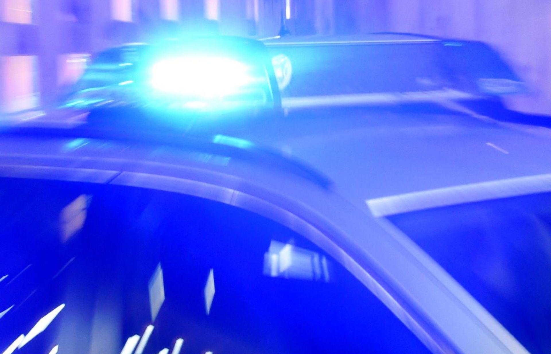 Unfallflucht auf dem Aldi-Parkplatz in Neustadt/WN: Ein unbekannter Fahrer beschädigte einen Mitsubishi und flüchtete. Die Polizei sucht jetzt Zeugen.  (Symbolbild: Carsten Rehder/dpa)