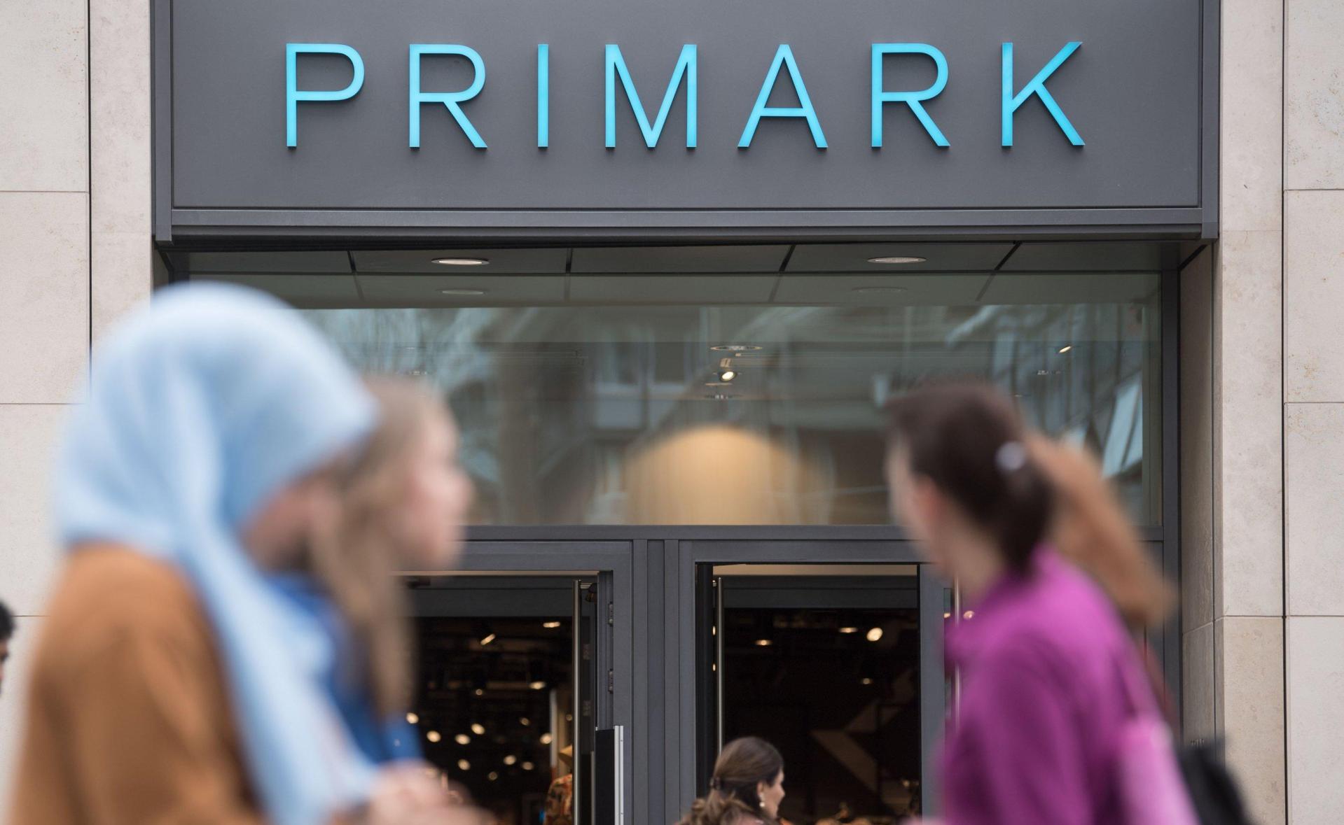 Eine Filiale des Textildiscounters Primark wird schon bald in Regensburg eröffnen. (Symbolbild: Marijan Murat/dpa)