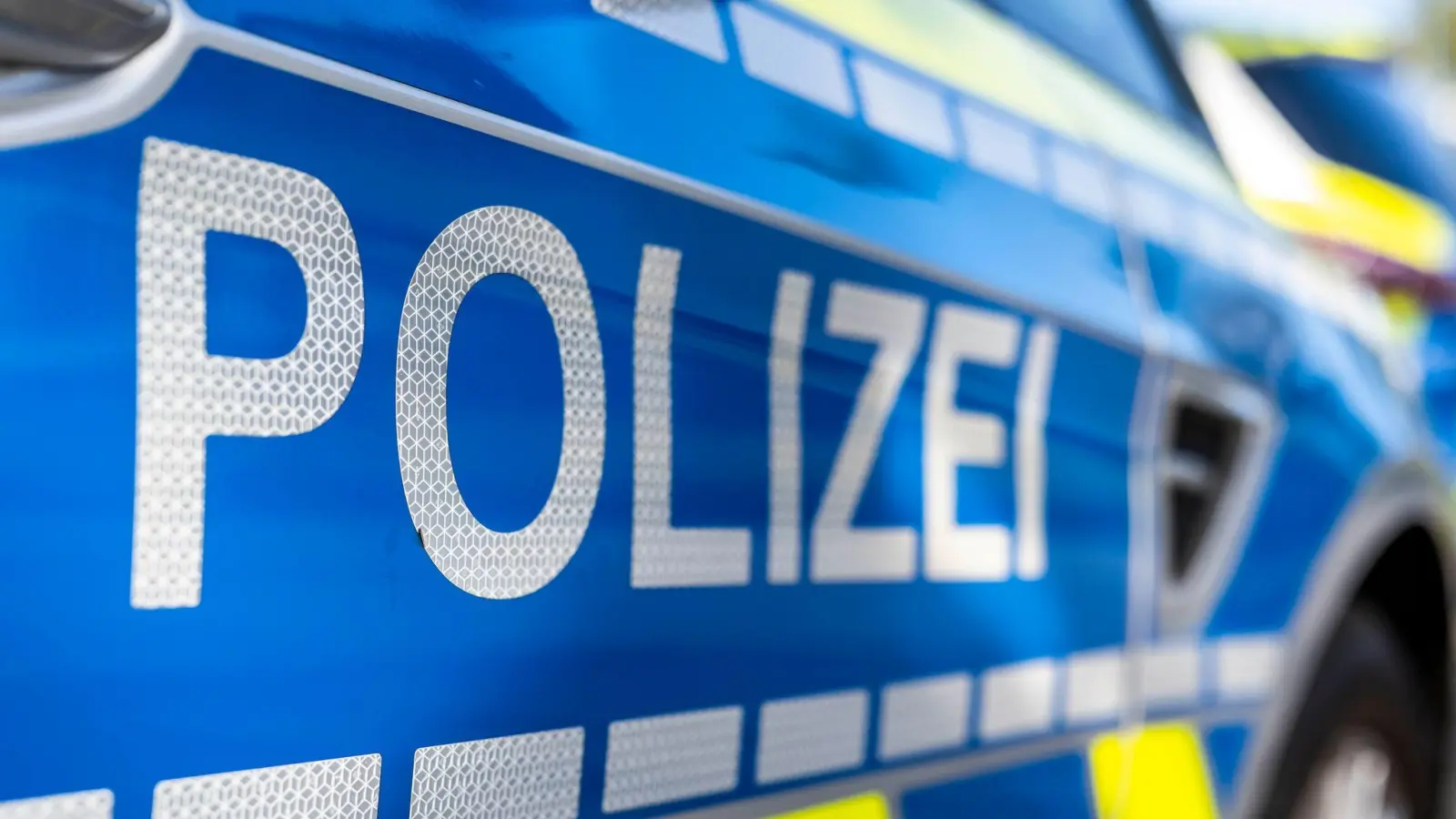 Nach einem Mann, der seine Familie bedroht haben soll, wird weiter gesucht.  (Symbolbild: David Inderlied/dpa)