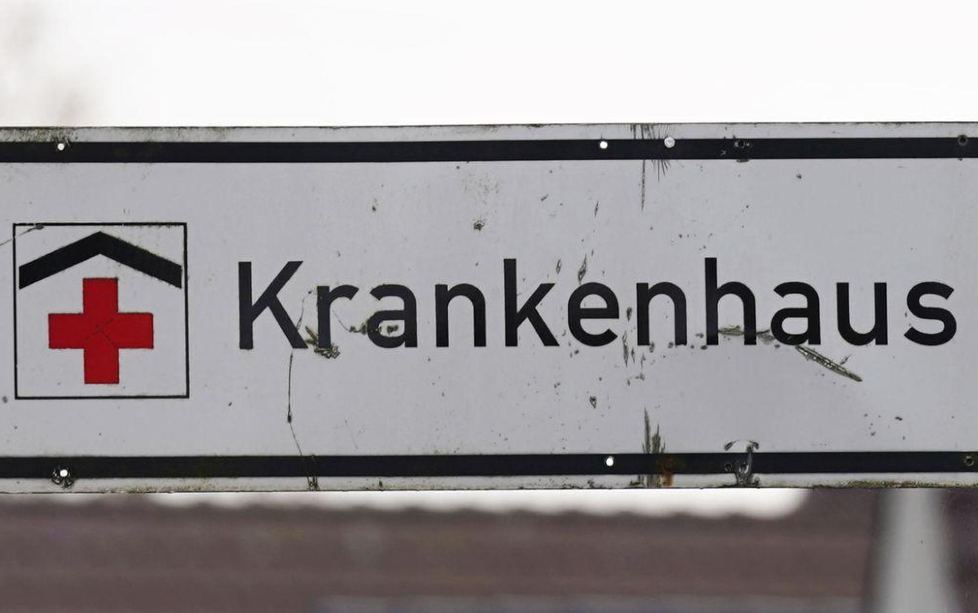 Weil er von seinem Hund gebissen wurde, musste ein Mann in Erlangen ins Krankenhaus. (Symbolbild: Marcus Brandt/dpa)