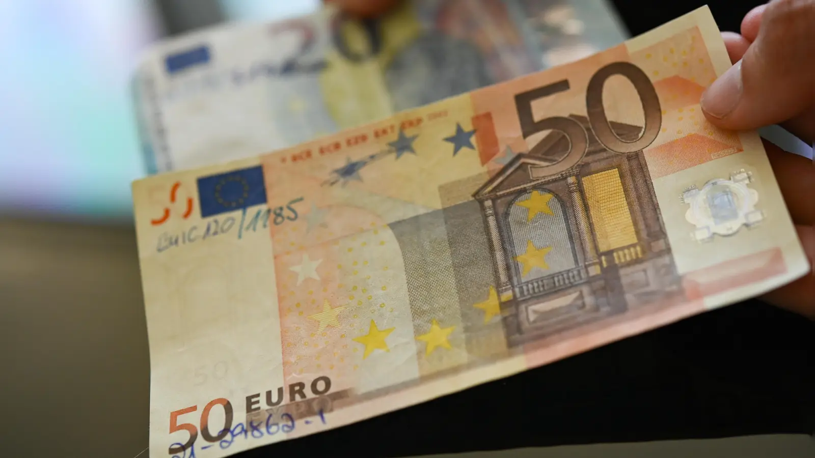 Ein Rentner aus Parkstein erhielt an einer Supermarktkasse Falschgeld. (Symbolbild: Petra Hartl)