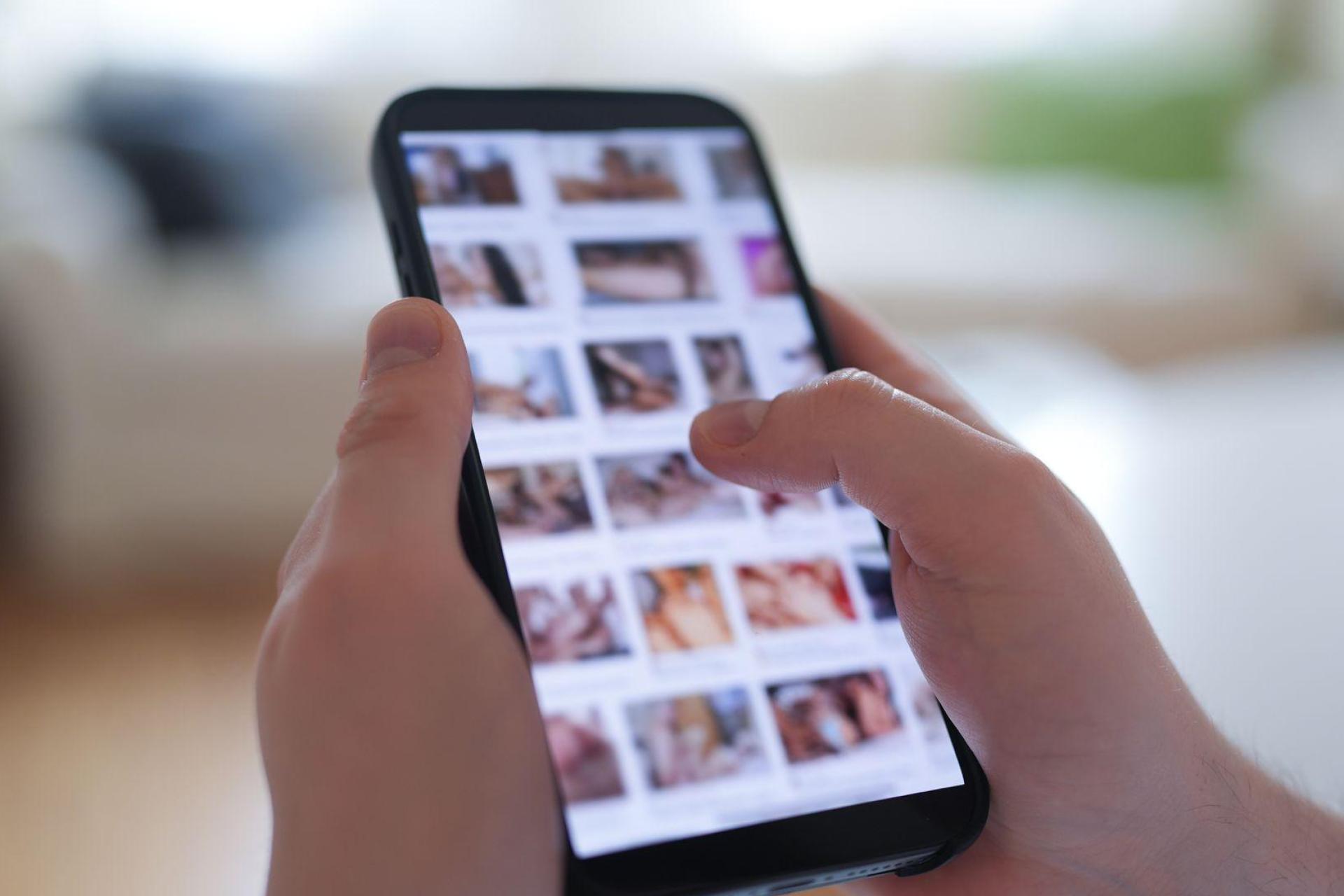 Im Fokus der aktuellen Debatte stehen auch Deepfakes, bei denen etwa das Gesicht einer Frau in ein anderes Video - etwa eine Porno-Sequenz - eingefügt wird. (Symbolbild) (Bild: Marcus Brandt/dpa)