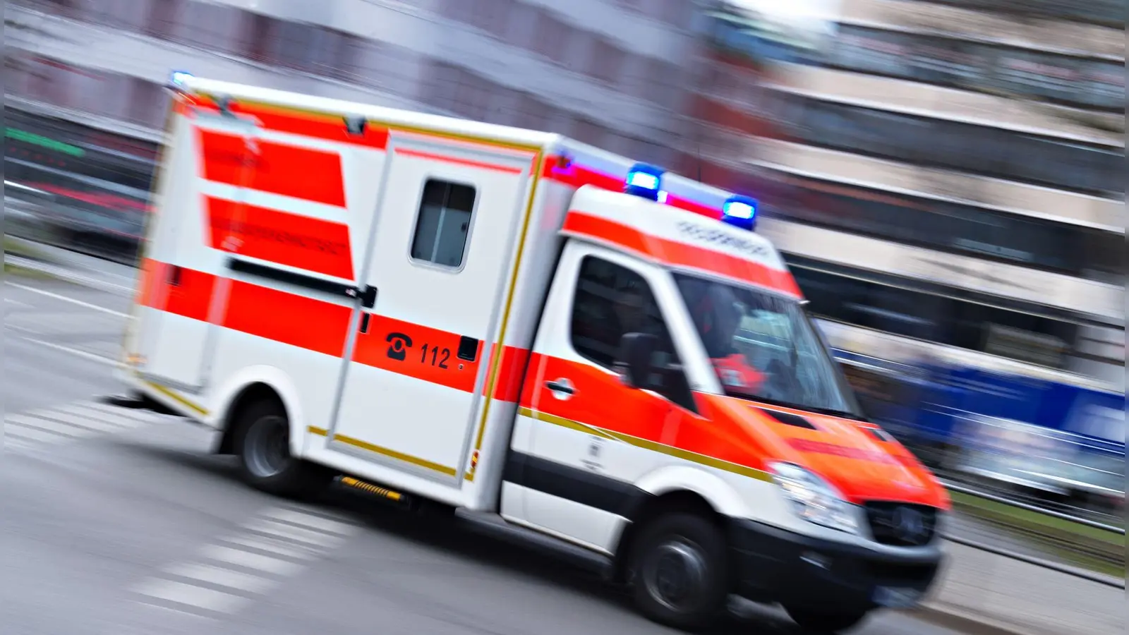 Die Rettungskräfte brachten den Mann in ein Krankenhaus. (Symbolbild: Nicolas Armer/dpa)