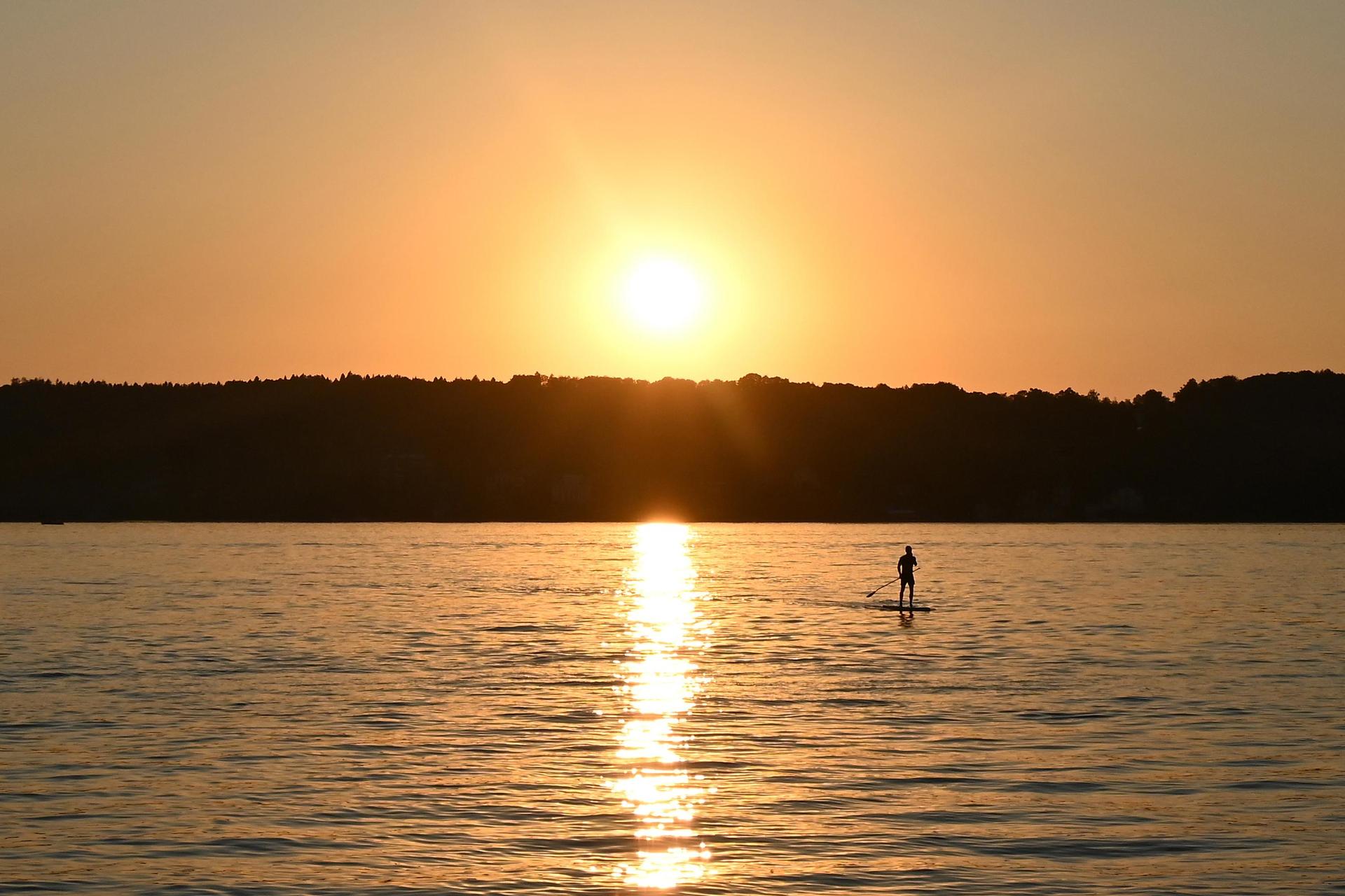 Rettungsdienste suchten am Steinberger See nach einer vermissten Stand-Up-Paddlerin. Später stellte sich heraus: Das Board wurde wohl unterschlagen.  (Symbolbild: Katrin Requadt)