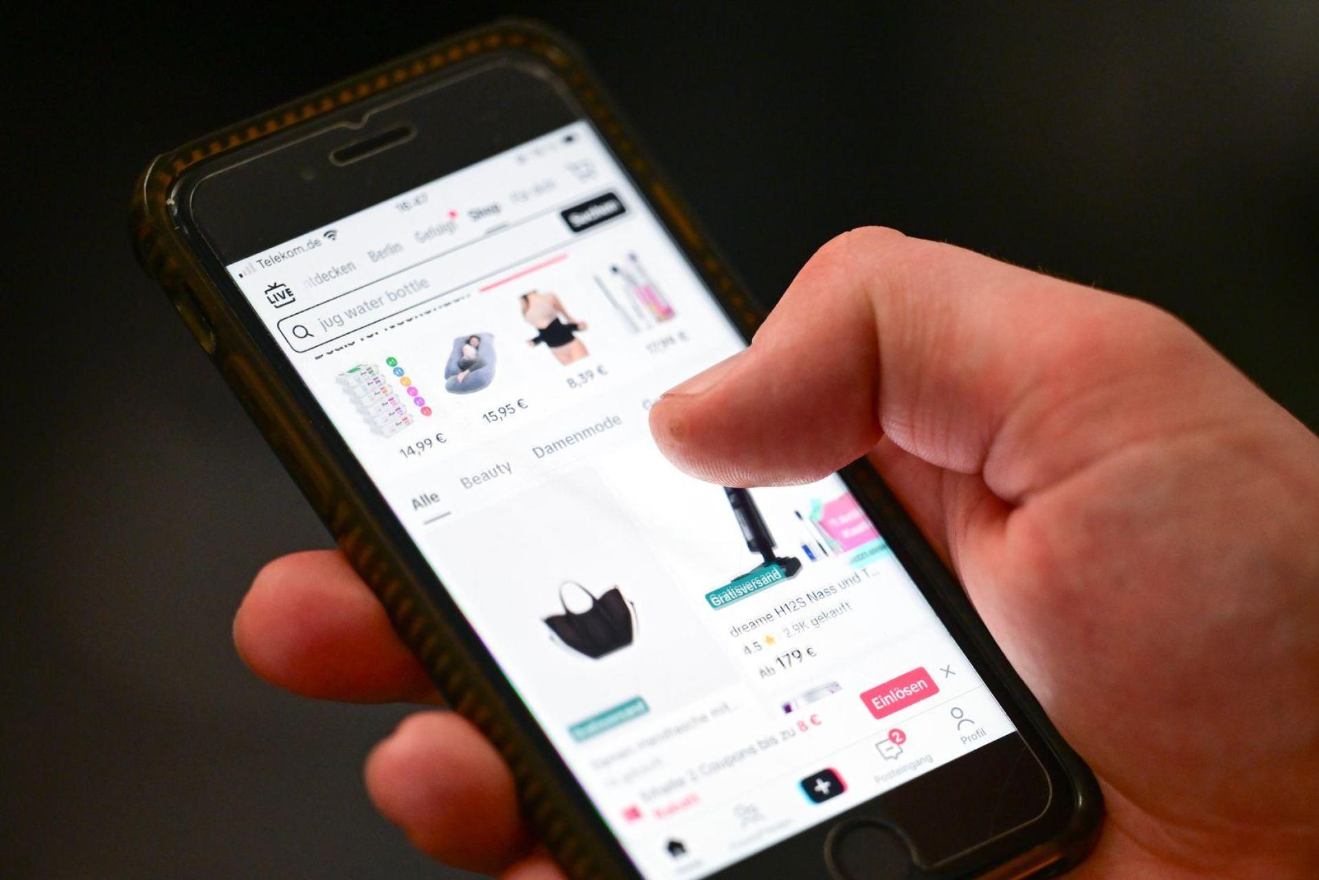 Der TikTok-Shop wird nicht nur von Jüngeren genutzt. (Bild: Sebastian Gollnow/dpa)