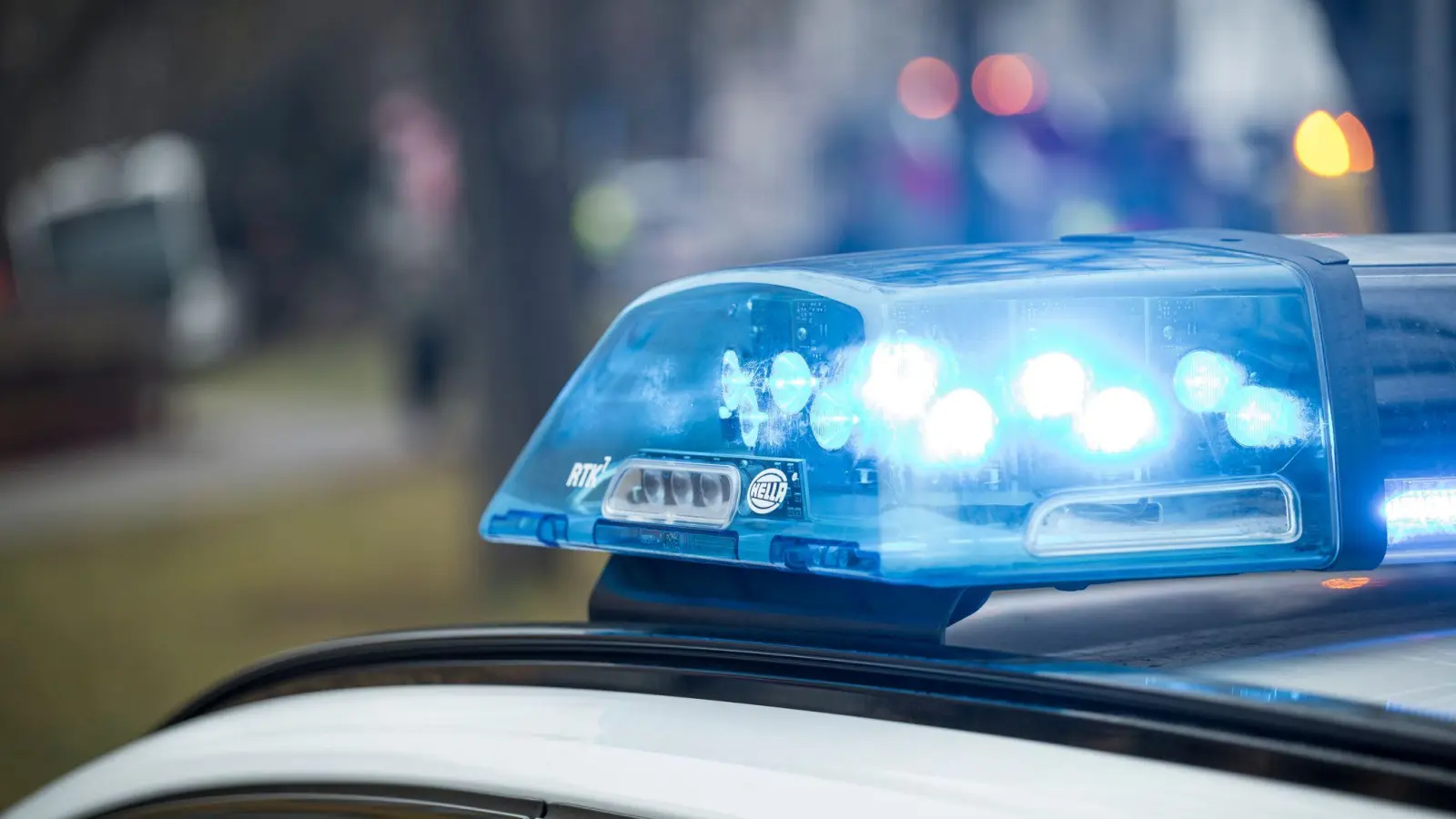 Unfallflucht in Vohenstrauß: Unbekanntes Fahrzeug beschädigt Skoda auf Tankstellengelände. Polizei sucht Zeugen. (Bild: Daniel Vogl/dpa)