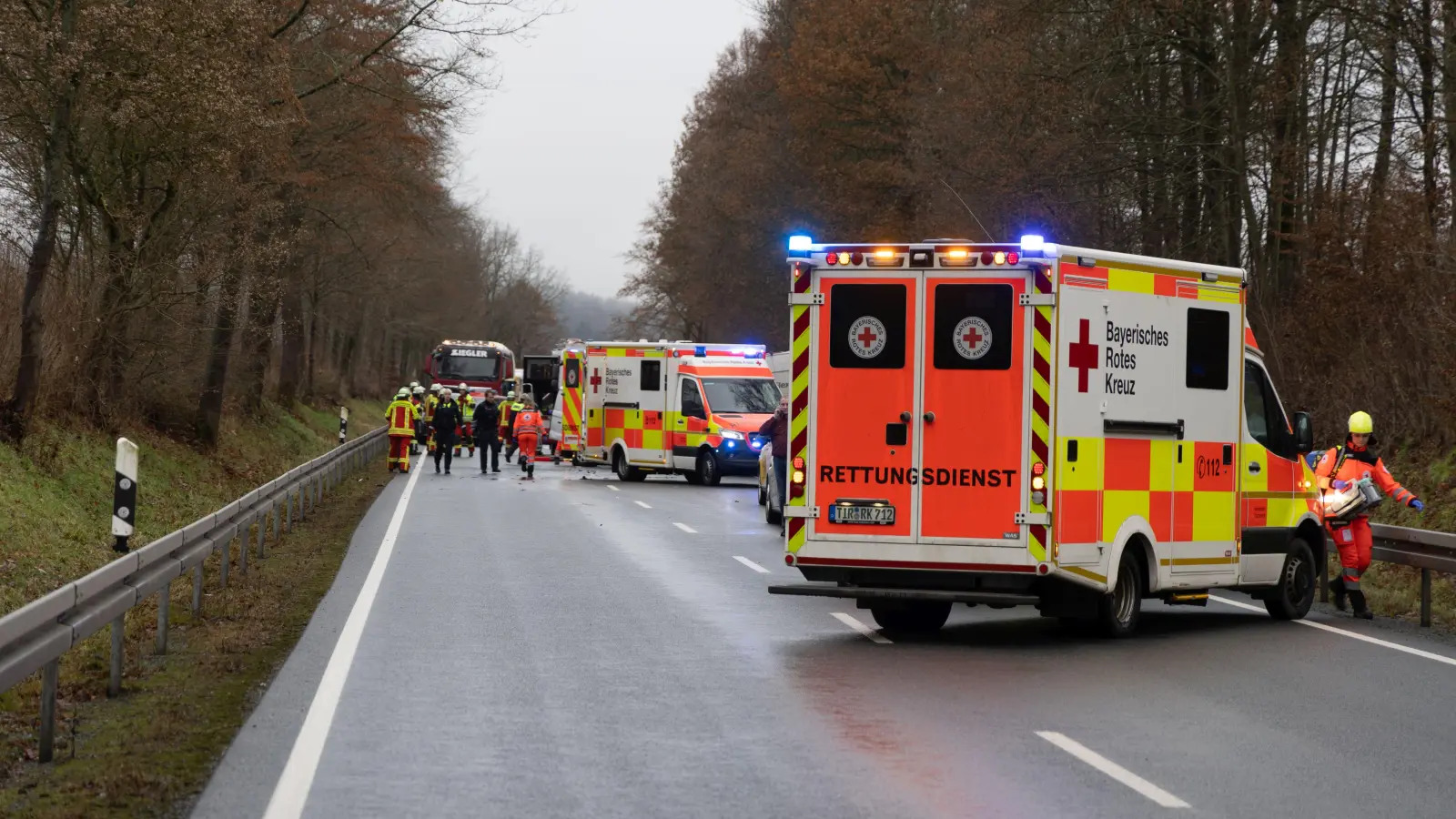 Auf der Bundesstraße 22 bei Erbendorf hat sich am Montagnachmittag ein schwerer Unfall ereignet. Eine Person kam dabei ums Leben. (Bild: Roland Wellenhoefer)