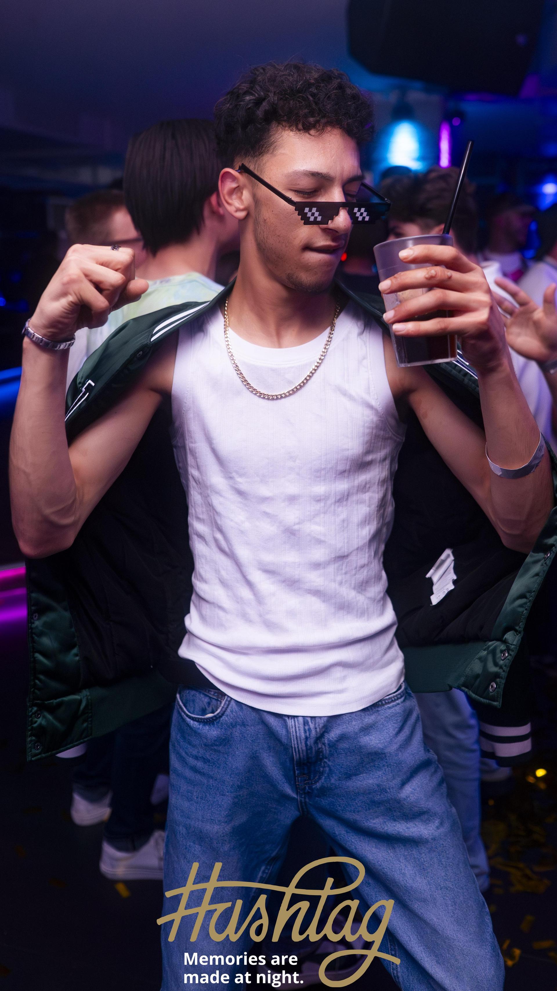 Auch am Tag nach „Weiden träumt” wird im Hashtag getanzt. DJ Avarro sorgt für den passenden Sound. (Bild: Hannes Stock)