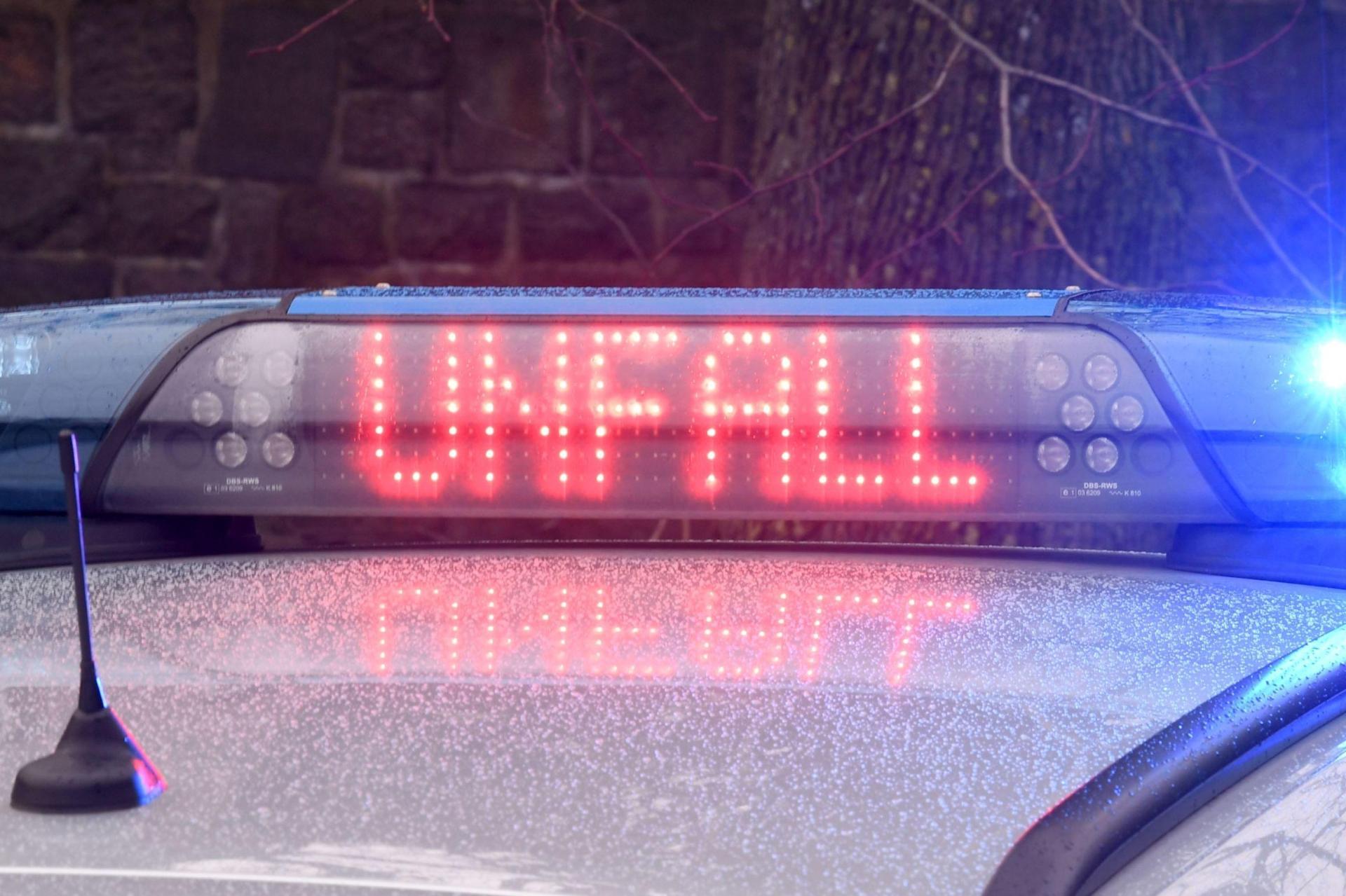 An der B 470 sind am Mittwoch ein Traktor und ein Sattelzug kollidiert. Dabei wurde einer der Fahrer laut Polizei leicht verletzt. (Symbolbild: Carsten Rehder / dpa)