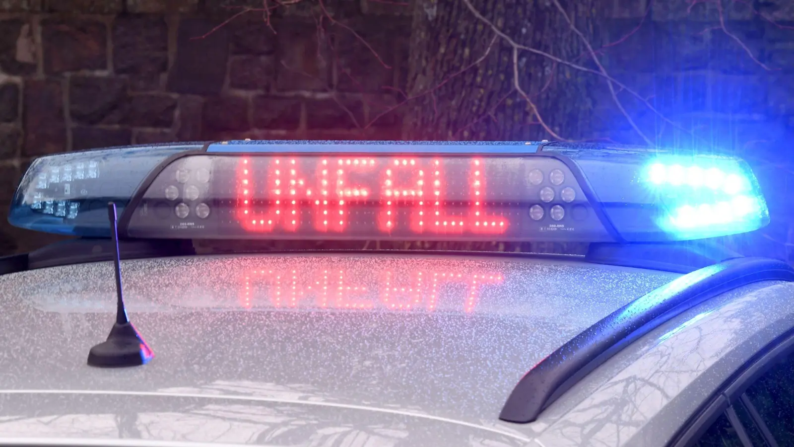 Bei Weiherhammer ist am Mittwochmorgen ein Unfall passiert, bei dem vier Personen verletzt wurden. (Symbolbild: Carsten Rehder / dpa)