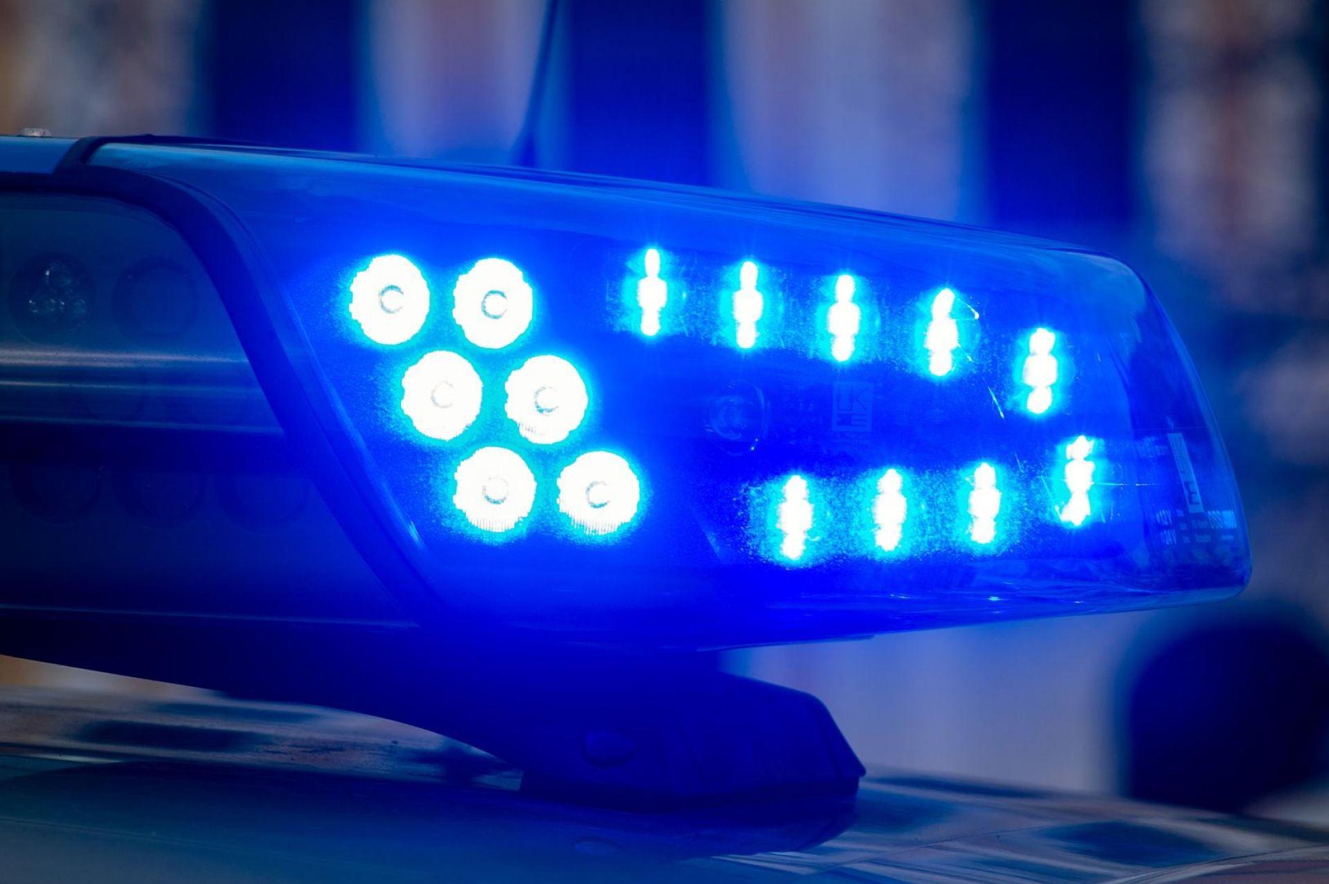 Ein alkoholisierter Mann schlägt am Mittwoch mit einer Eisenstange auf seinen Nachbarn ein. Die Staatsanwaltschaft Bayreuth ermittelt wegen versuchtem Totschlag.  (Symbolbild: Klaus-Dietmar Gabbert/dpa-Zentralbild/dpa)