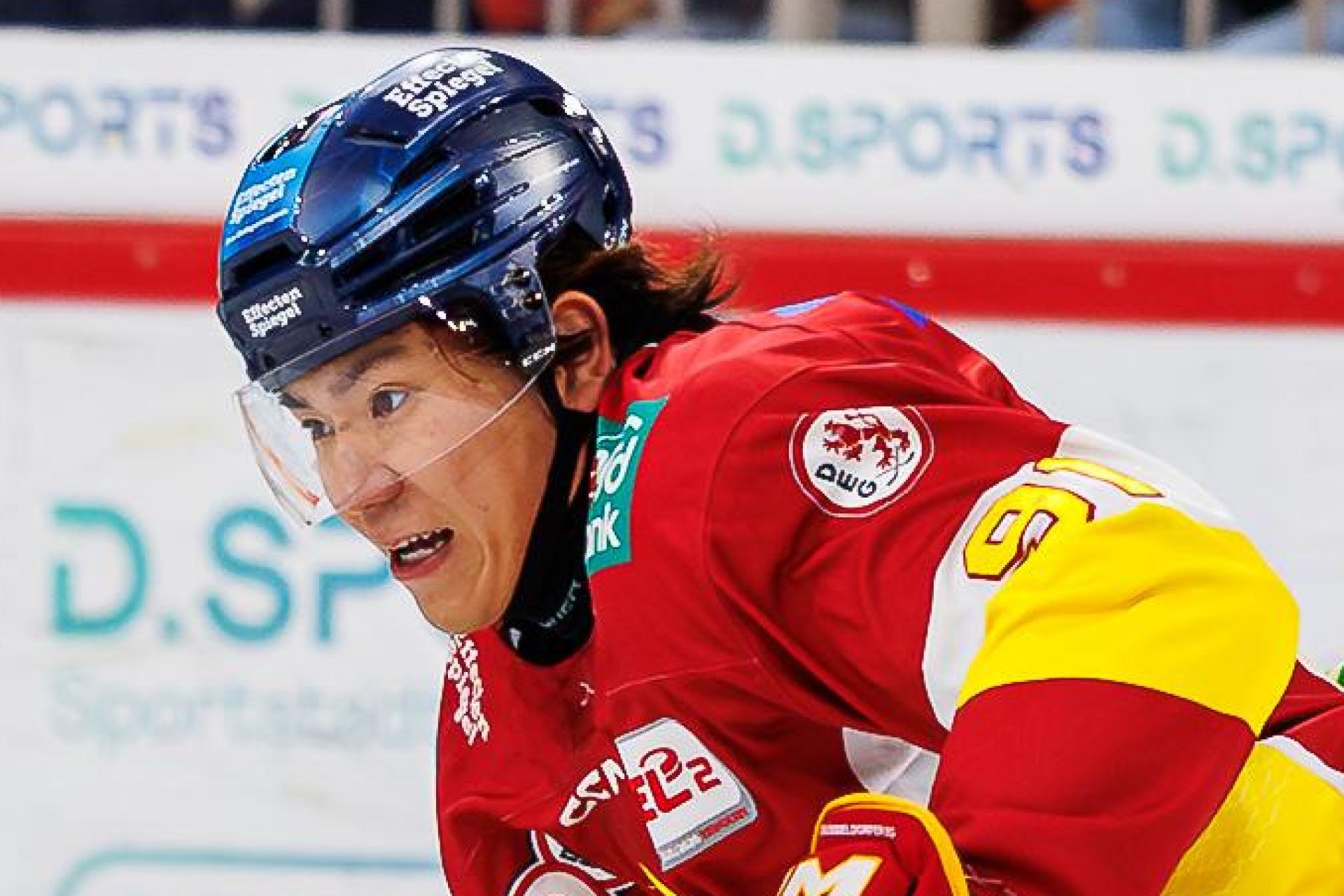 Yushiroh Hirano (Mitte) wurde nach seinem Schlittschuhtritt am Sonntagabend gegen die Starbulls Rosenheim für ein Spiel gesperrt. Nun rücken Rassismusvorwürfe in den Vordergrund.  (Bild: Werner Moller)