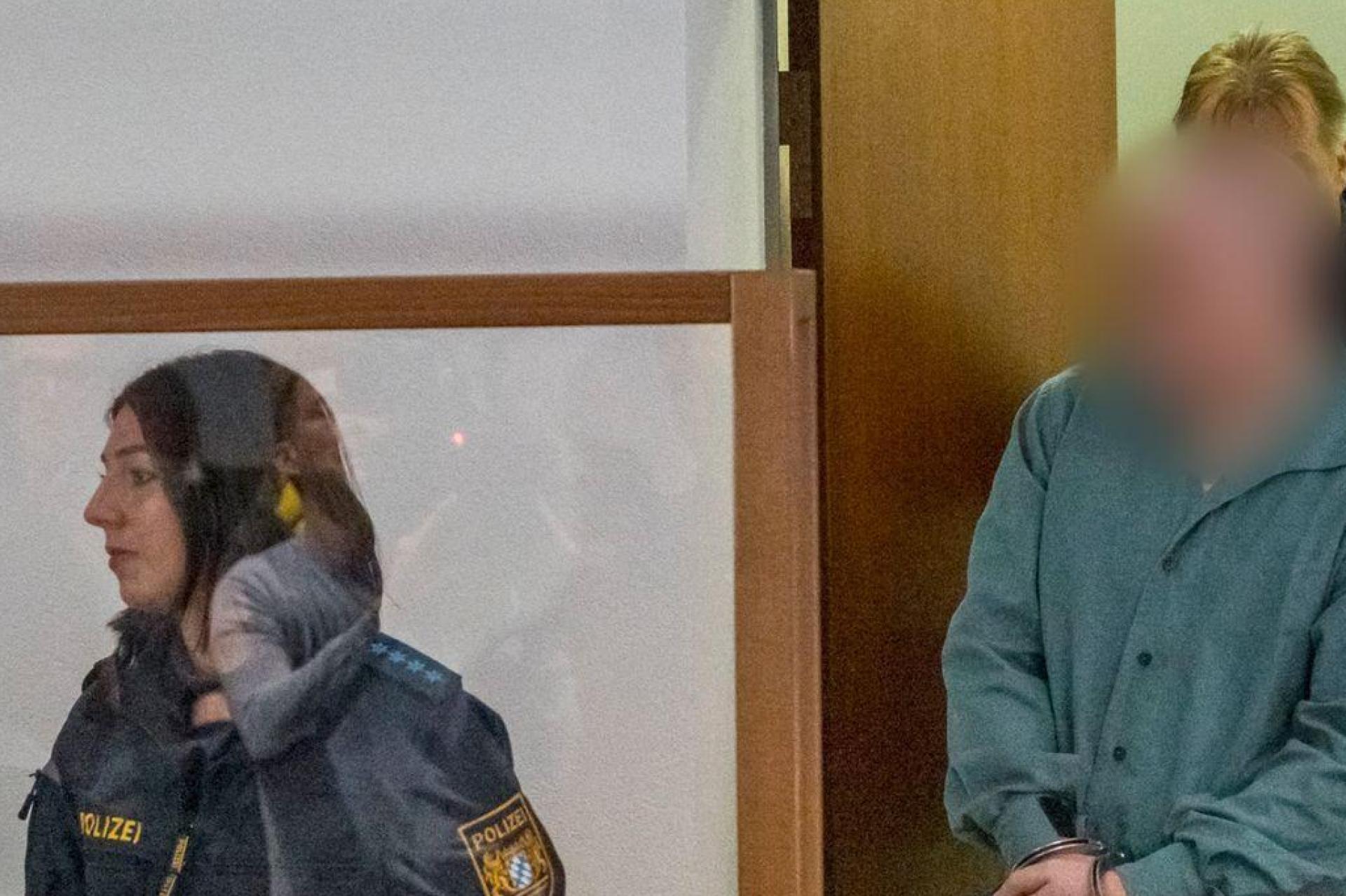 Der Angeklagte (r) wird in den Gerichtssaal geführt. (Bild: Daniel Vogl/dpa)