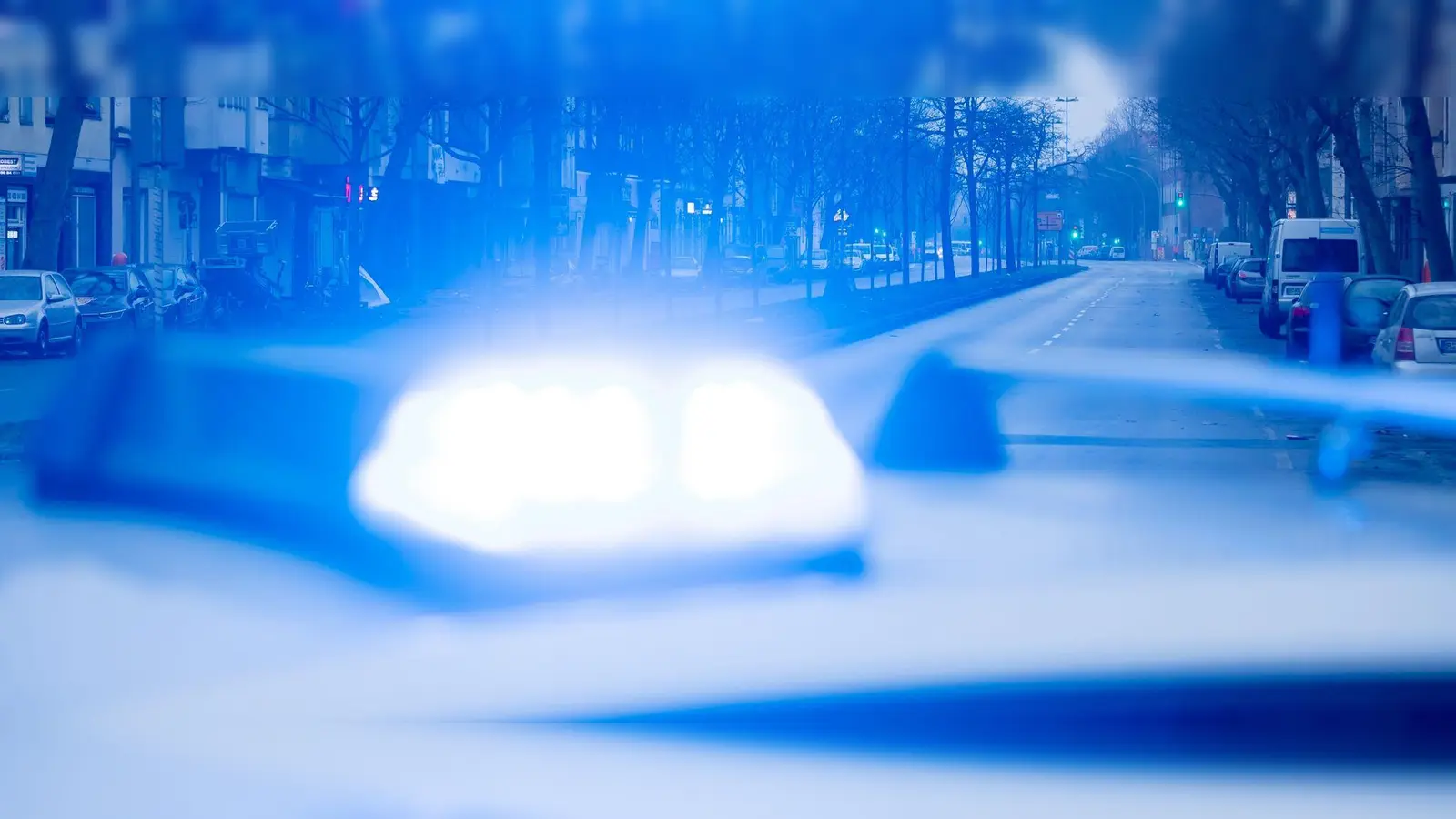 Ein&nbsp;Blaulicht leuchtet auf dem&nbsp;Dach eines Streifenwagens der Polizei. (Bild: Christoph Soeder/dpa/Symbolbild)