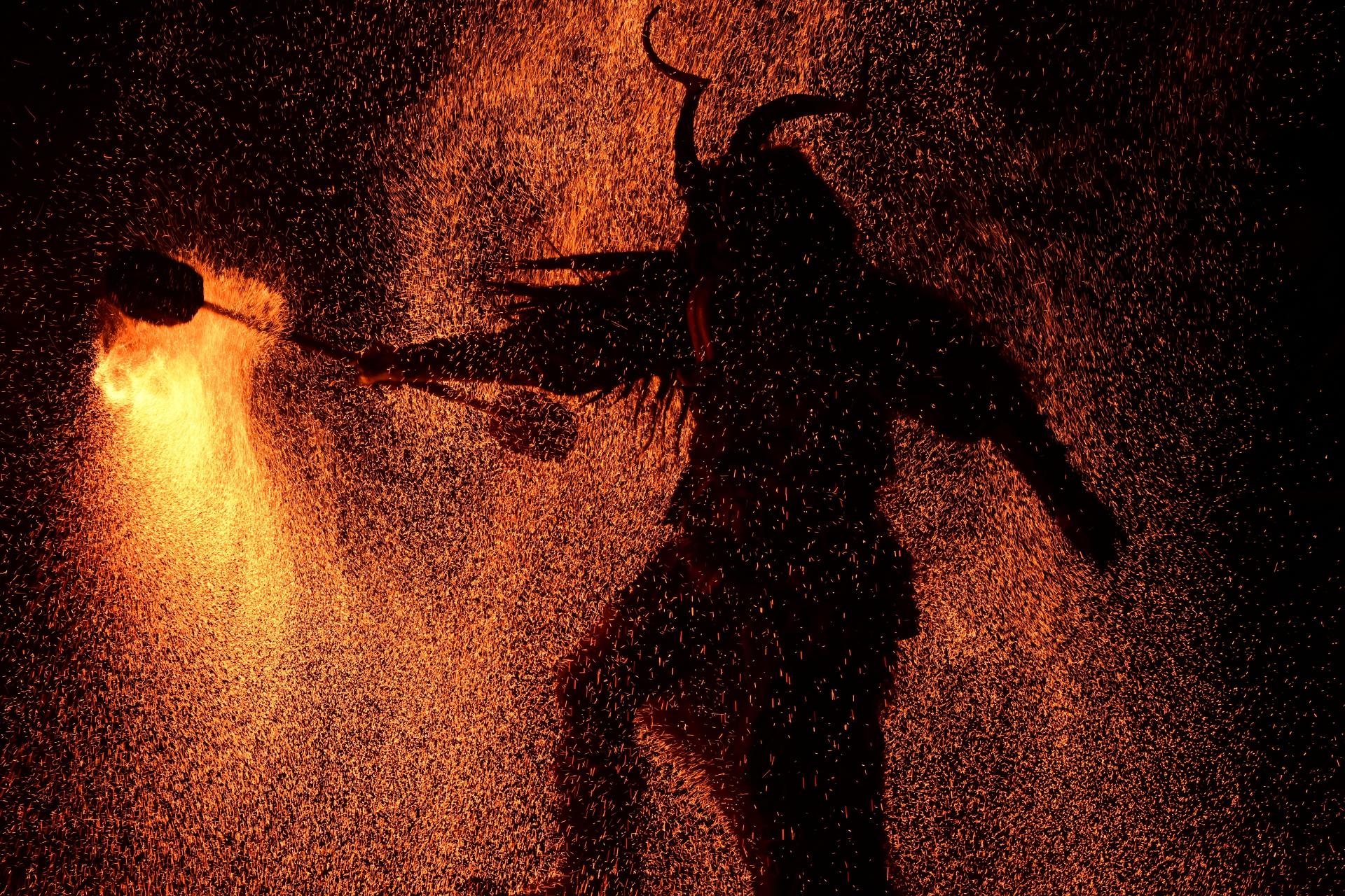 Im Januar laufen beim fünften Raunachtslauf wieder furchterregende Gestalten durch die Weidener Innenstadt. (Bild: Grubärin /stock.adobe.com)