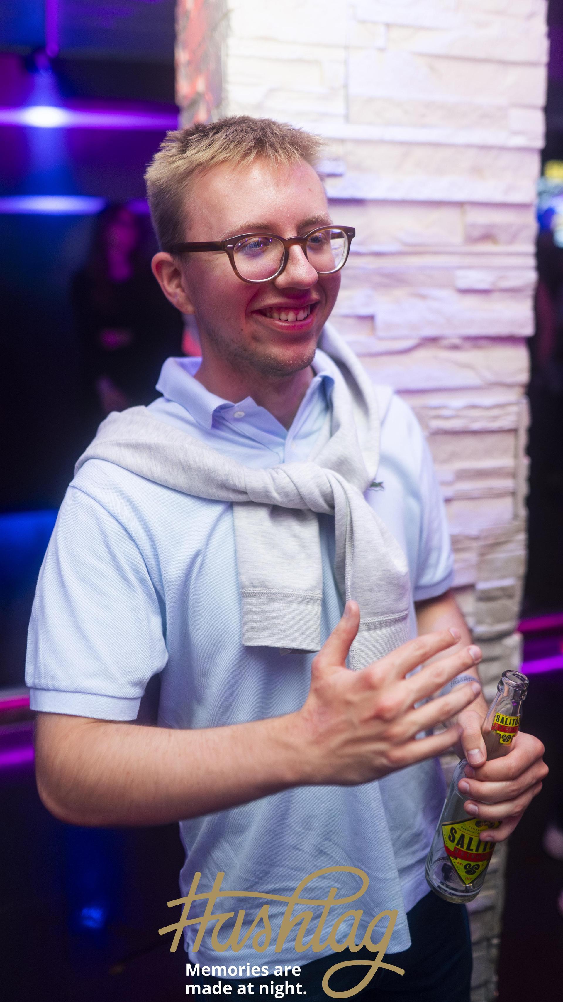 Auch am Tag nach „Weiden träumt” wird im Hashtag getanzt. DJ Avarro sorgt für den passenden Sound. (Bild: Hannes Stock)