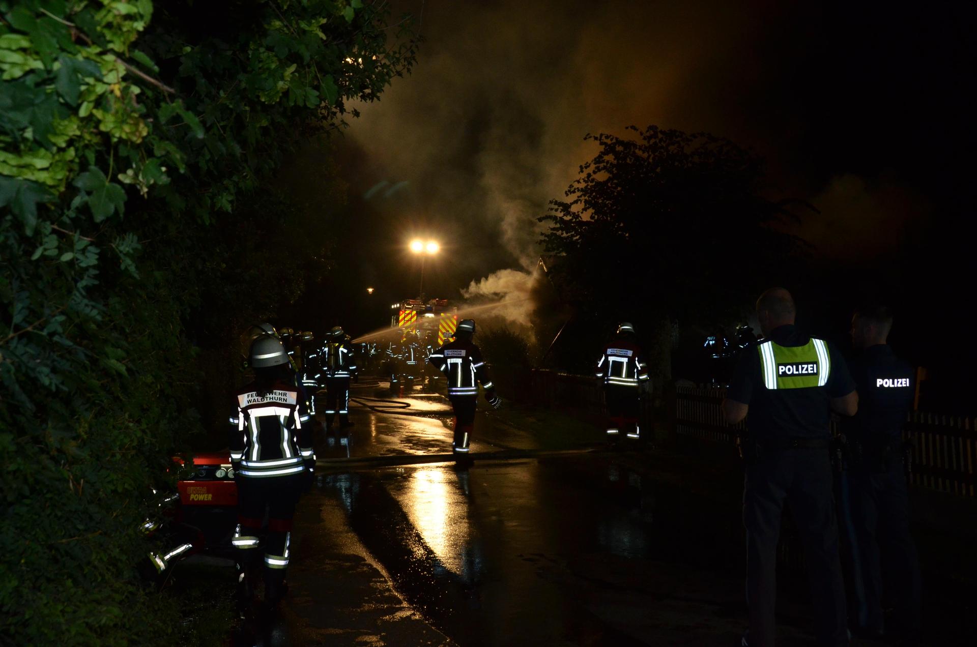 Sowohl die zuständige Ortsfeuerwehr aus Spielberg als auch die Feuerwehr aus Waldthurn rückten an. Sie wurden von den Wehren aus Vohenstrauß und Altenstadt/Voh. unterstützt. (Bild: dob)