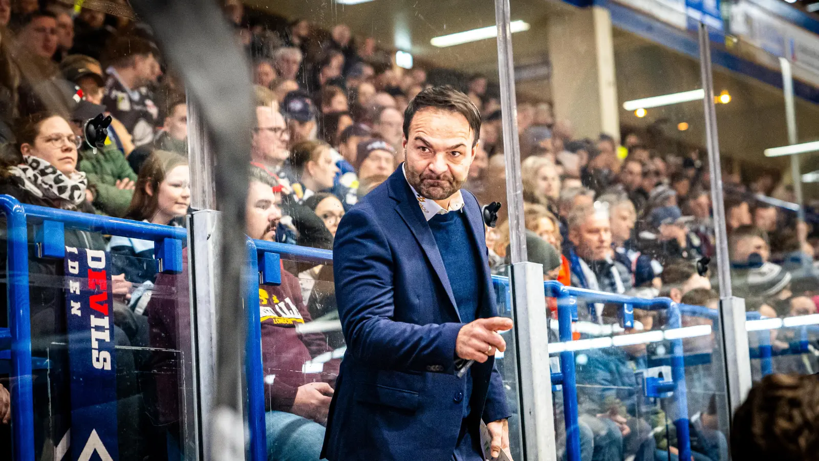 Trainer Sebastian Buchwieser und die Blue Devils Weiden absolvieren zur Vorbereitung auf die kommende DEL-2-Saison sechs Testspiele. (Archivbild: Elke Englmaier)
