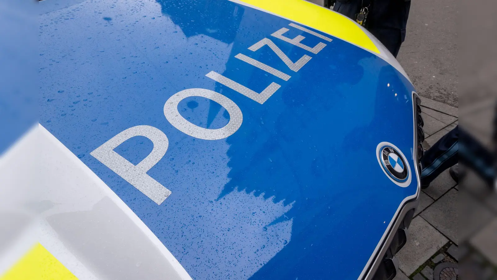 Unbekannte Täter haben in Schwandorf Hausmauern mit Graffiti besprüht.  (Symbolbild: Peter Kneffel/dpa)