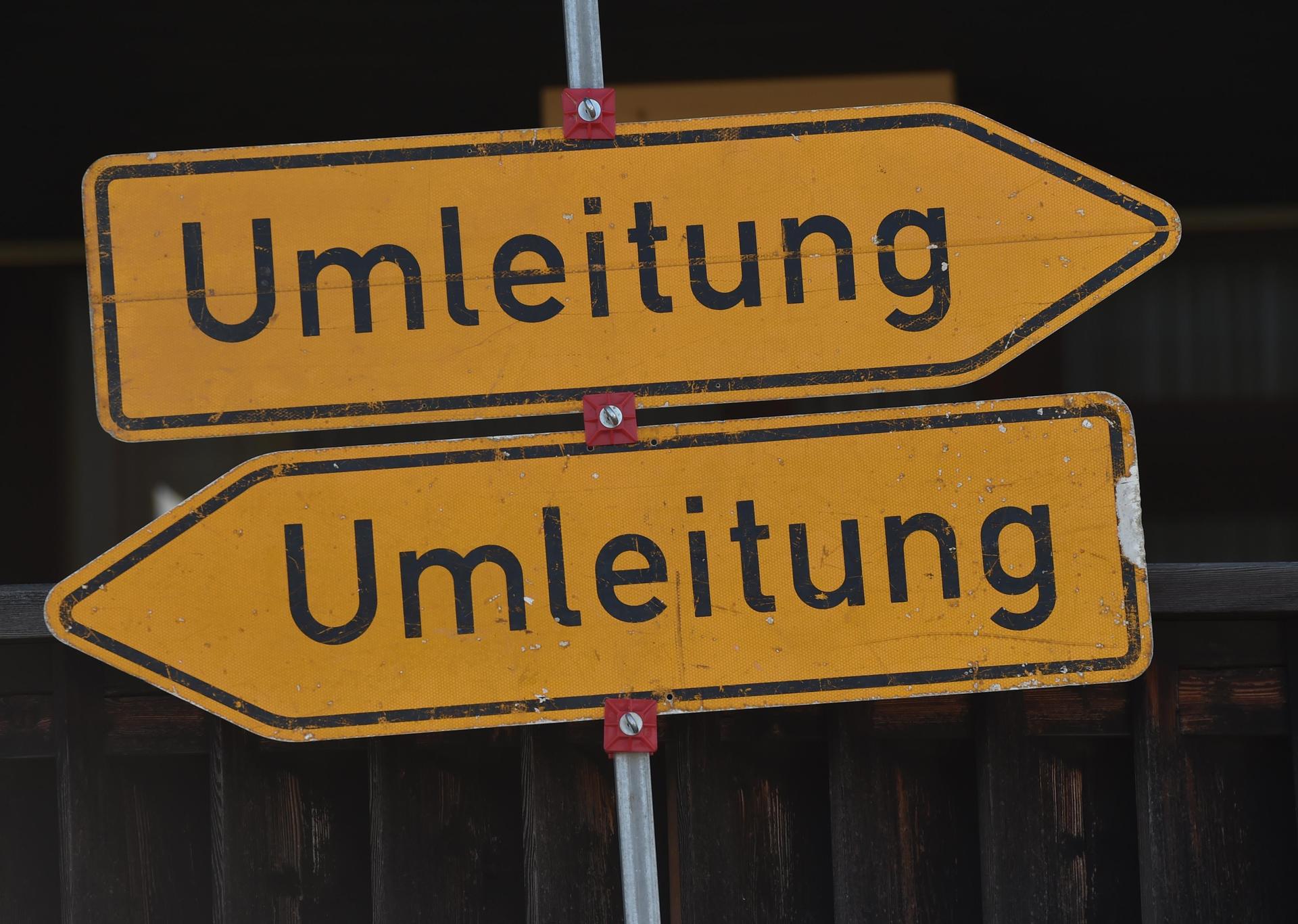 Ab 7. Oktober beginnen Straßenbauarbeiten auf der Staatsstraße 2154 zwischen Flossenbürg und Waldkirch. Verkehrsteilnehmer müssen sich auf Umleitungen einstellen.  (Symbolbild: Angelika Warmuth/dpa)