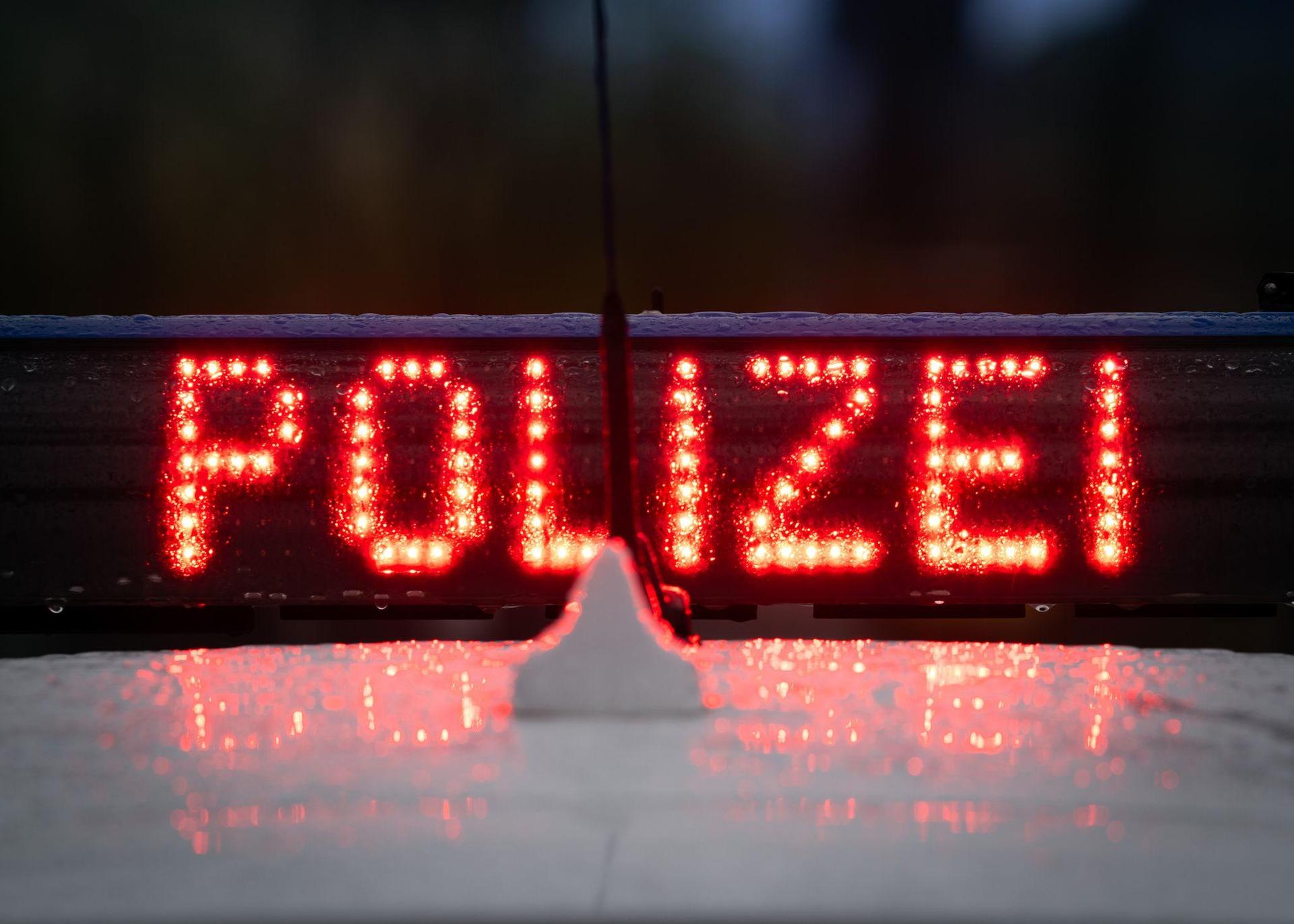 Ein Mercedes wurde auf dem Netto-Parkplatz in Vohenstrauß beschädigt. Nun sucht die Polizei Zeugen.  (Symbolbild: Soeren Stache/dpa)