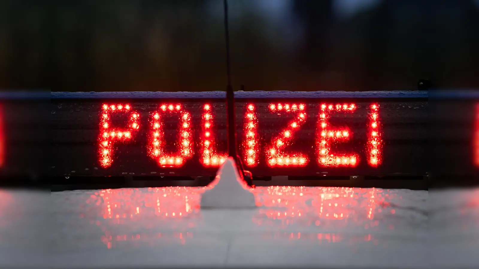 Ein Mercedes wurde auf dem Netto-Parkplatz in Vohenstrauß beschädigt. Nun sucht die Polizei Zeugen.  (Symbolbild: Soeren Stache/dpa)