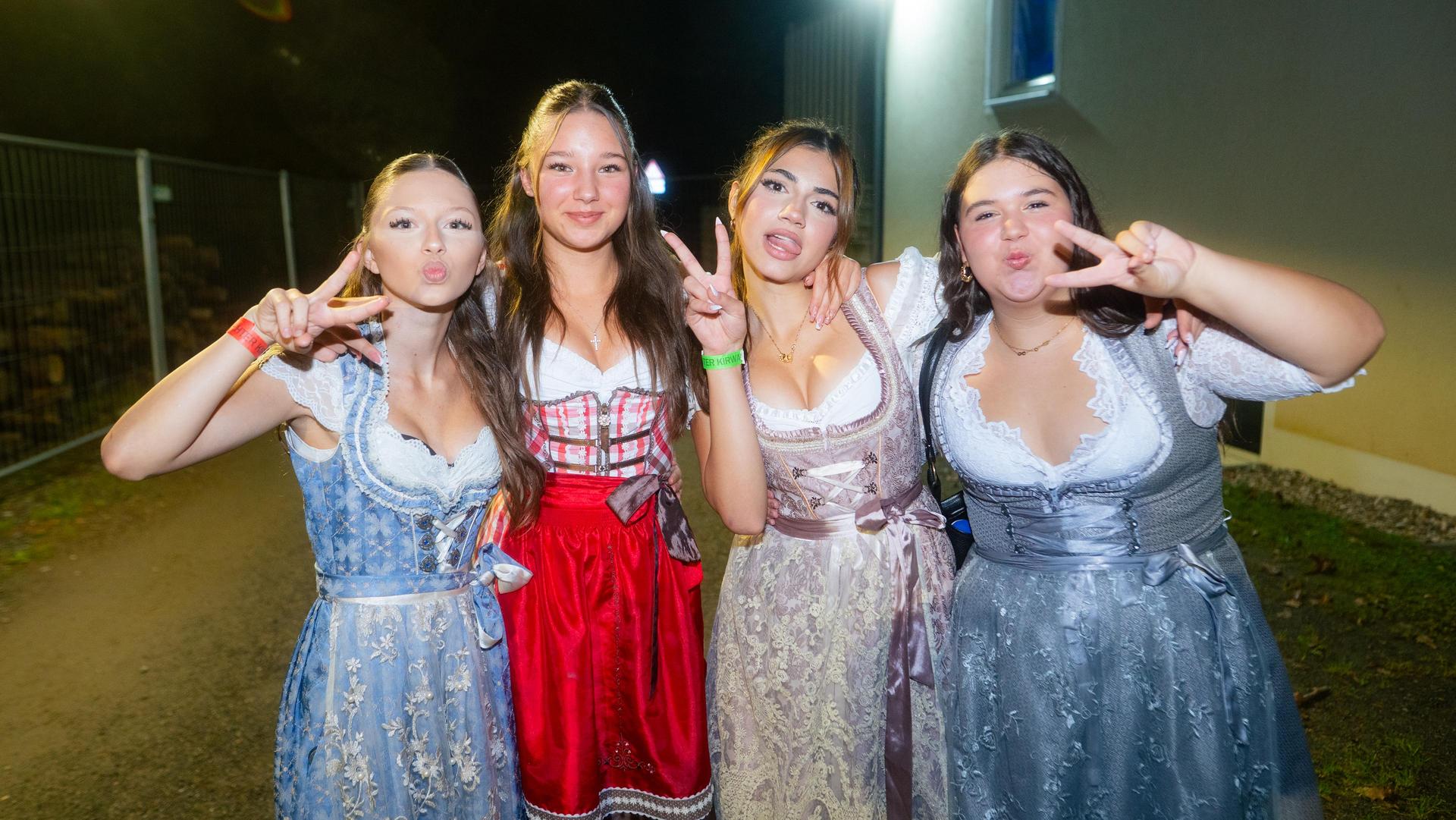 Beim Kirwa-Special der Etzenrichter Kirwa sorgte die Band „RUNDUMADUM” für Stimmung.  (Bild: Hannes Stock)