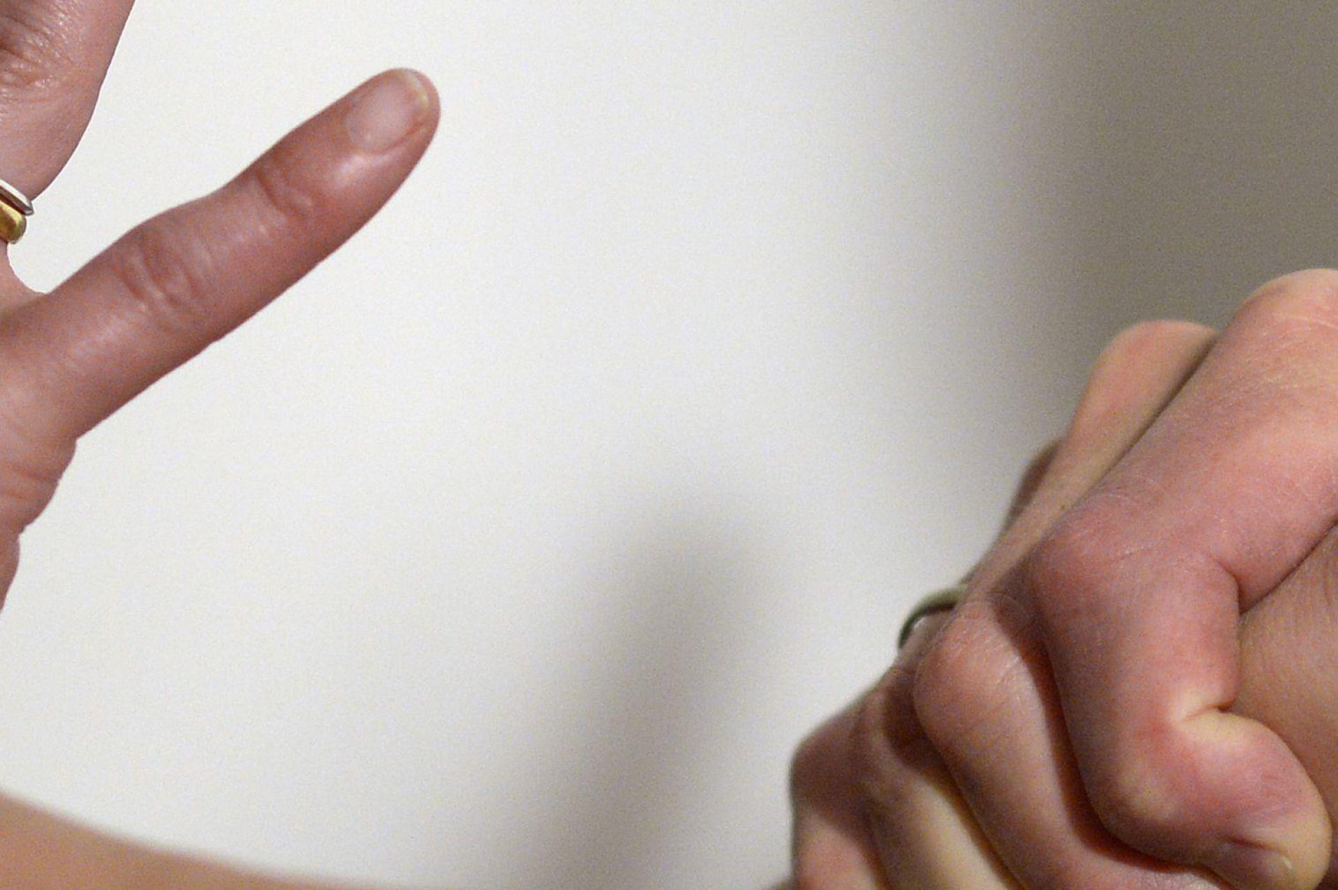 In Kirchensittenbach hat ein 34-Jähriger zunächst seine Frau geschlagen und dann den Nachbarn mit dem Tod bedroht. (Symbolbild: Maurizio Gambarini)