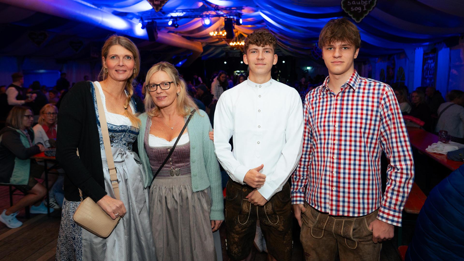 Szenen der Kirwaparty in Weiherhammer. (Bild: Hannes Stock)