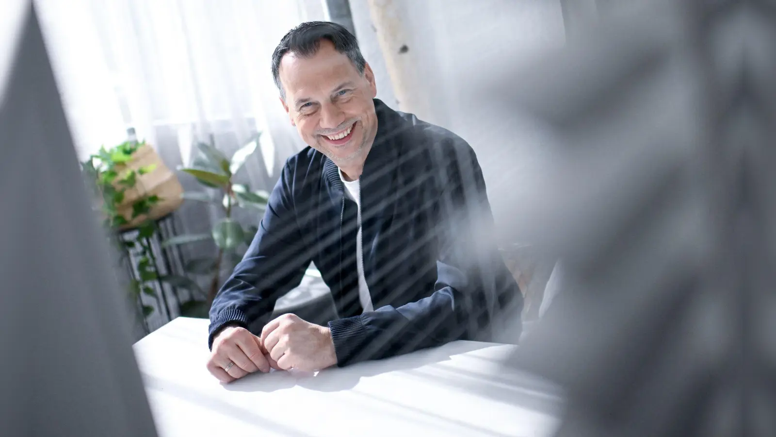 Sebastian Fitzek kann auch lustig: Sein komödiantischer Bestseller „Der erste letzte Tag“ wird jetzt von Prime Video verfilmt.  (Archivbild: Britta Pedersen/dpa)