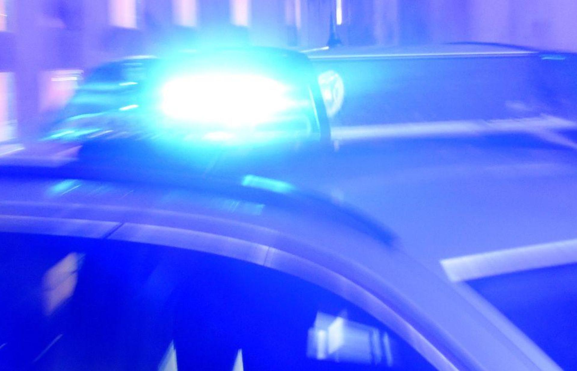 Ein Streifenwagen der Polizei steht mit eingeschaltetem Blaulicht auf der Straße. (Bild: Carsten Rehder/dpa/Symbolbild)