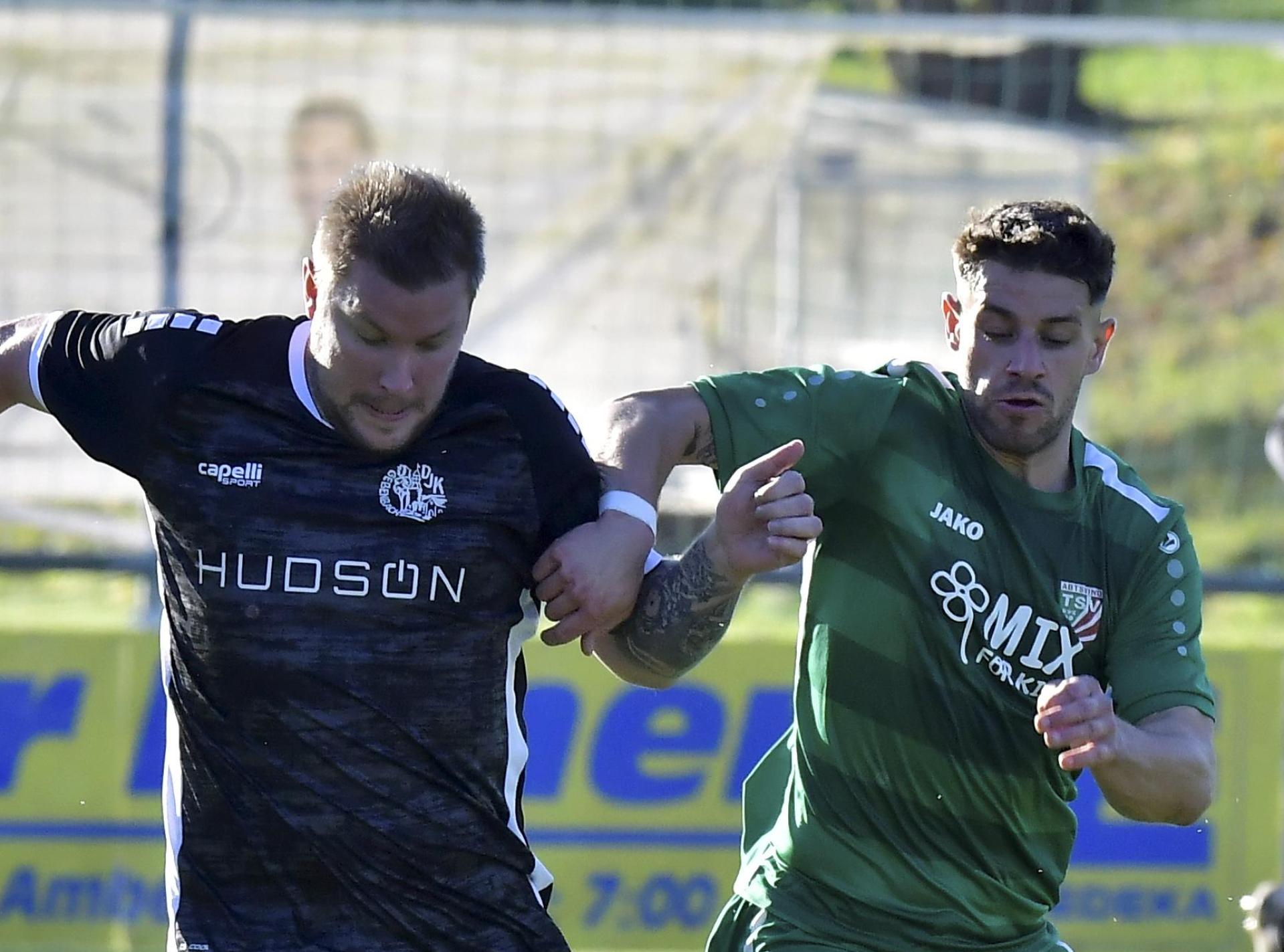 Michael Jonczy (links/Szene aus der Saison 2021/22) spielte auch schon für die DJK Gebenbach. (Archivbild: Hubert Ziegler)