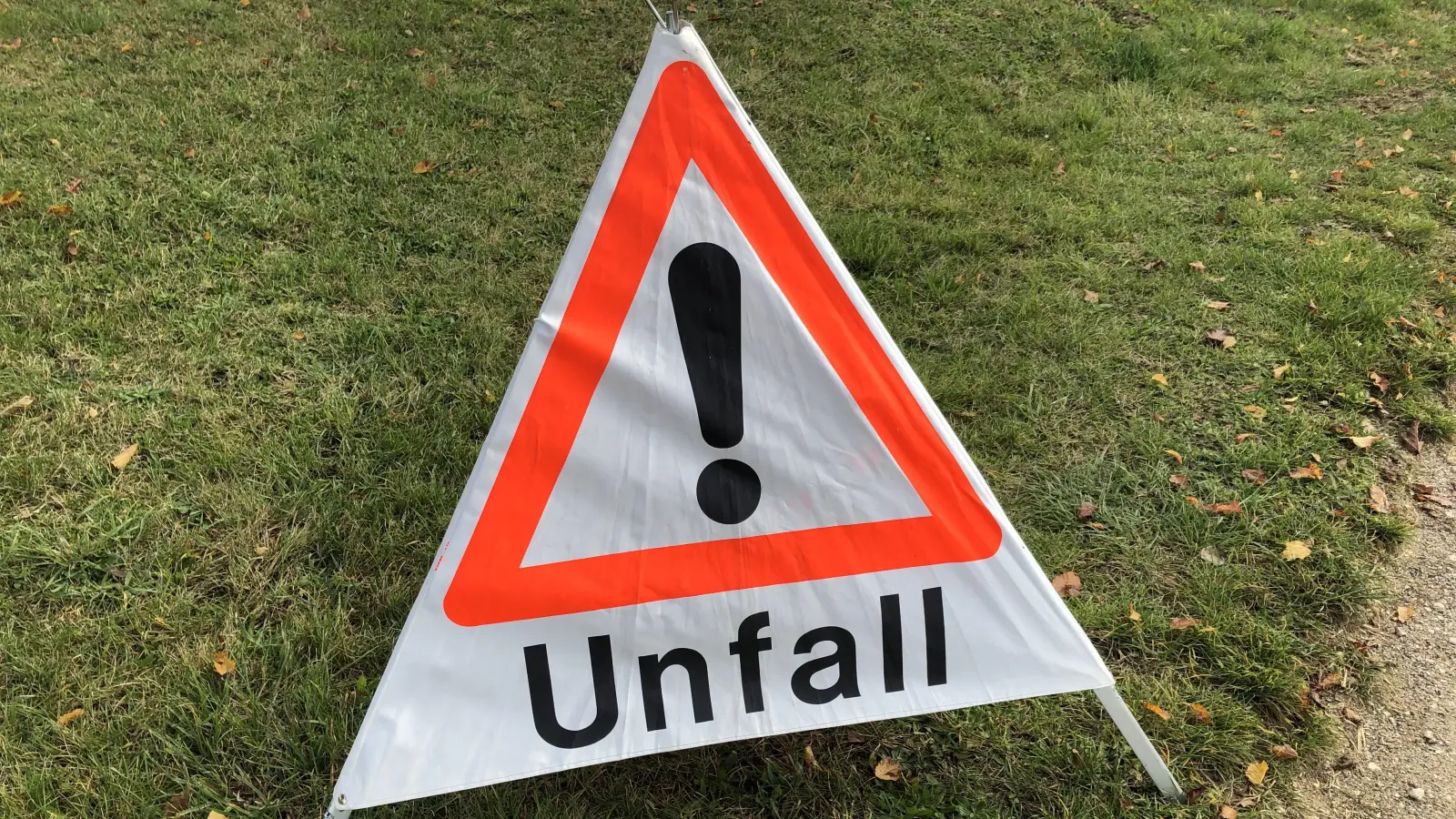Bei einem Überholversuch kam es am Sonntag zu einem Unfall auf der Staatsstraße 2166 bei Letzau.  (Symbolbild: Heike Unger)
