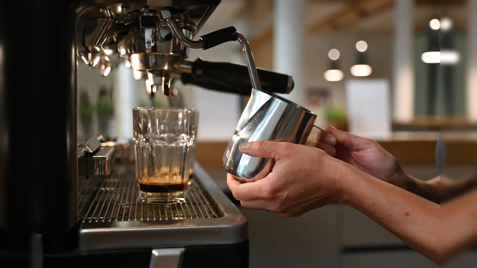 Wie viel WLAN braucht eine Kaffeemaschine? (Bild: Elisa Schu)
