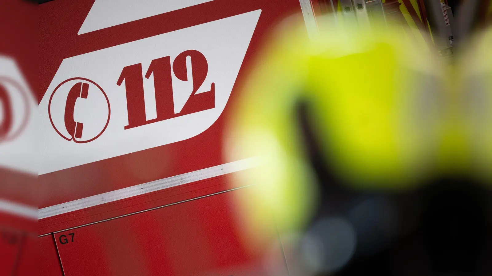 Wegen einem unbeaufsichtigtem Feuer rückte die Feuerwehr in einen Wald in der Nähe von Floß aus. (Symbolbild: Sebastian Gollnow/dpa)