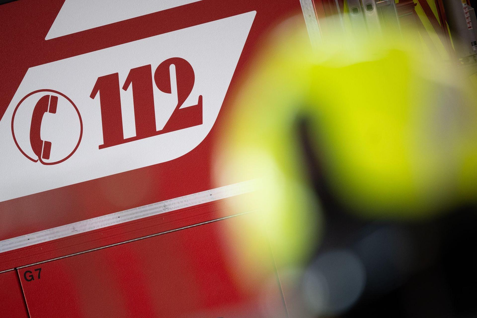 Wegen einem unbeaufsichtigtem Feuer rückte die Feuerwehr in einen Wald in der Nähe von Floß aus. (Symbolbild: Sebastian Gollnow/dpa)