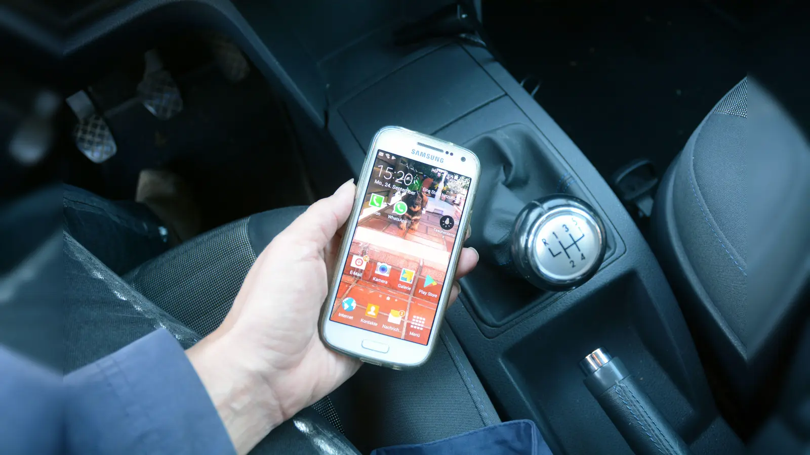 Polizeibeamte stoppen in Weiden ein Auto, dessen Fahrer am Steuer telefoniert.<br> (Symbolbild: Gabi Schönberger)
