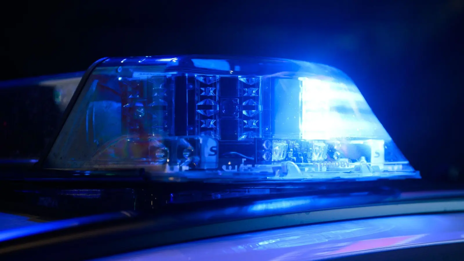 In Netzaberg wurden mehrere Objekte durch Graffiti beschädigt. Die Polizei sucht nach Zeugen, die Hinweise auf die Täter geben können. (Symbolbild: Julian Stratenschulte/dpa)