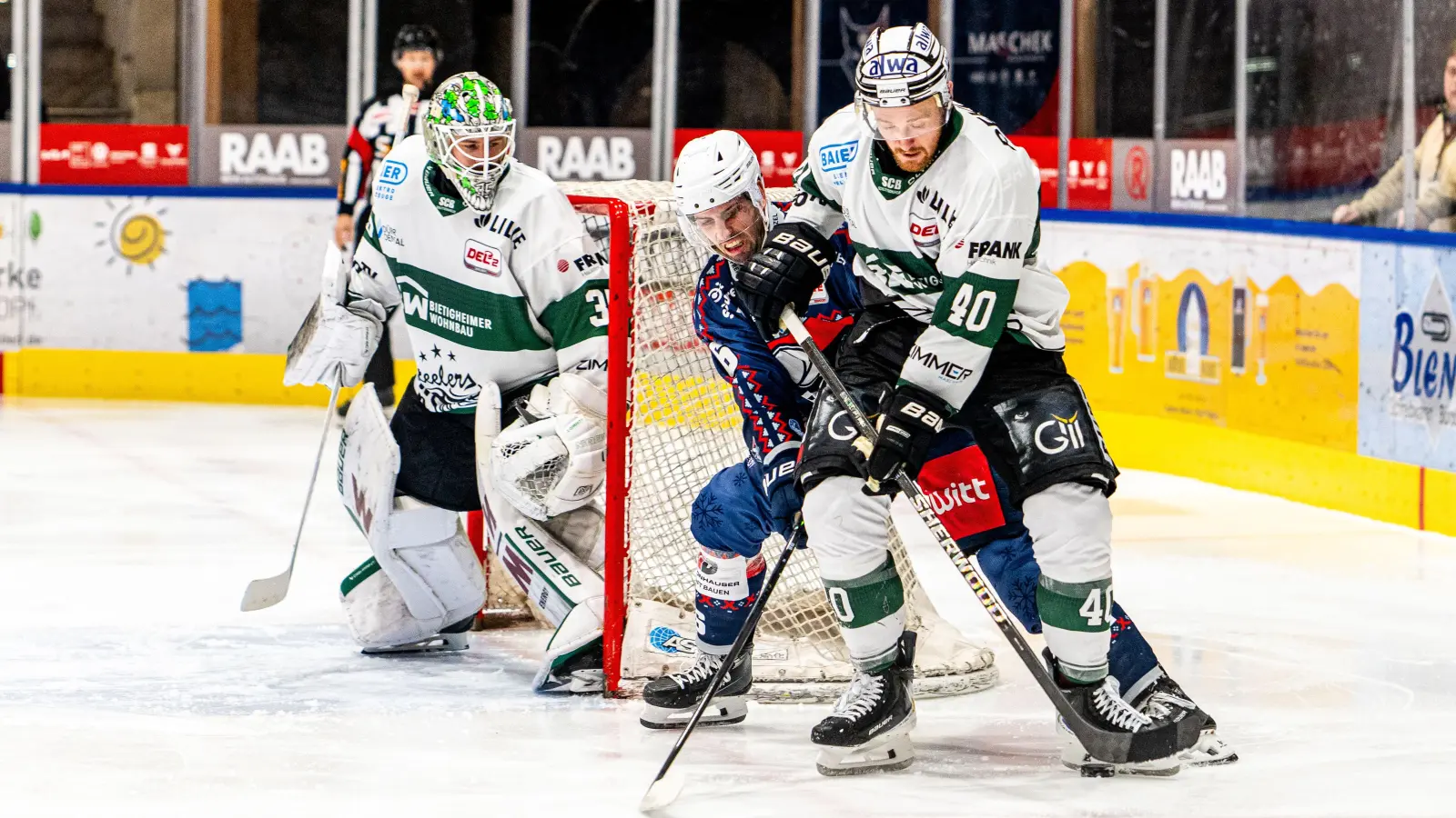 Ein Allrounder für alle Fälle: Der diesmal als Stürmer aufgebotene Verteidiger Manuel Edfelder von den Blue Devils Weiden im Duell mit den Bietigheimern Tim Schüle (rechts) und Goalie Olafr Schmidt. (Bild: Elke Englmaier)