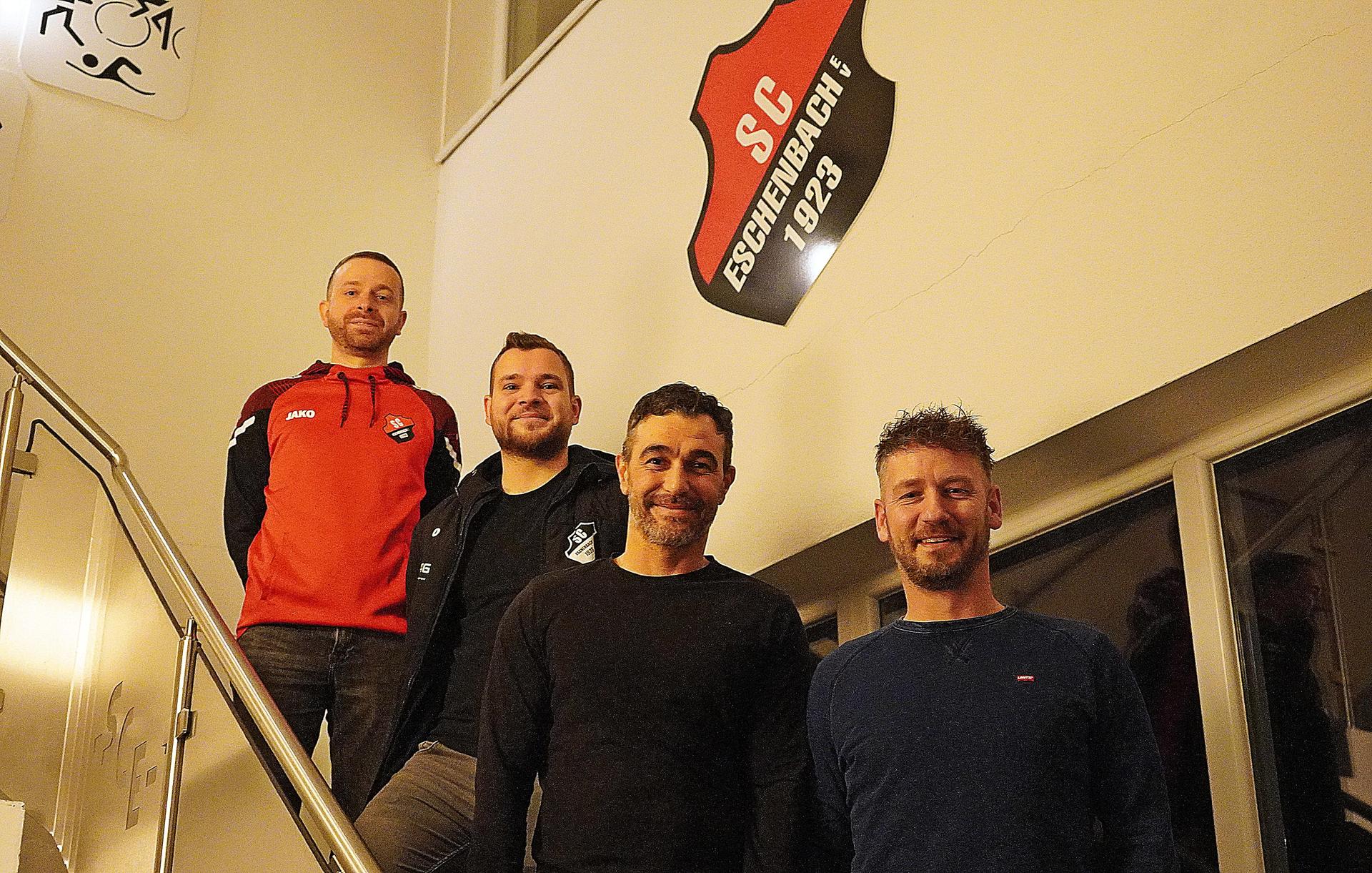 im Bild von links: Vorsitzender Michael Brüchner, Sportleiter Felix Dilling, Ersin Tiryaki und Benjamin Scheidler (Bild: jma)