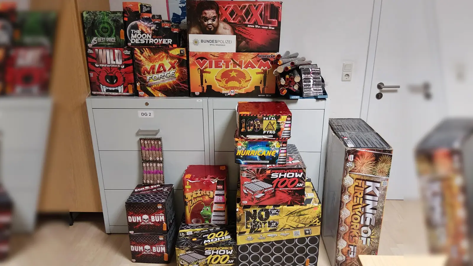 Die Bundespolizeiinspektion Waidhaus hat einen illegalen Transport von 230 Kilogramm Pyrotechnik gestoppt. (Bild: Bundespolizei)