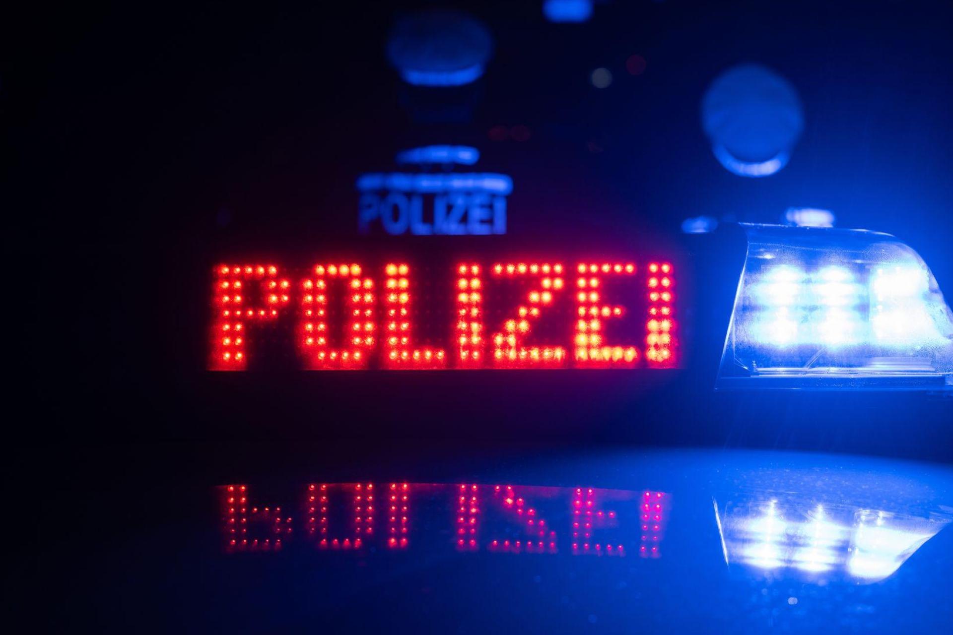 Ein junger Fahrer prallt in Grafenwöhr gegen den Zaun des Truppenübungsplatzes. Die Polizei stellt bei ihm Alkohol am Steuer fest. (Symbolbild: Marijan Murat/dpa)