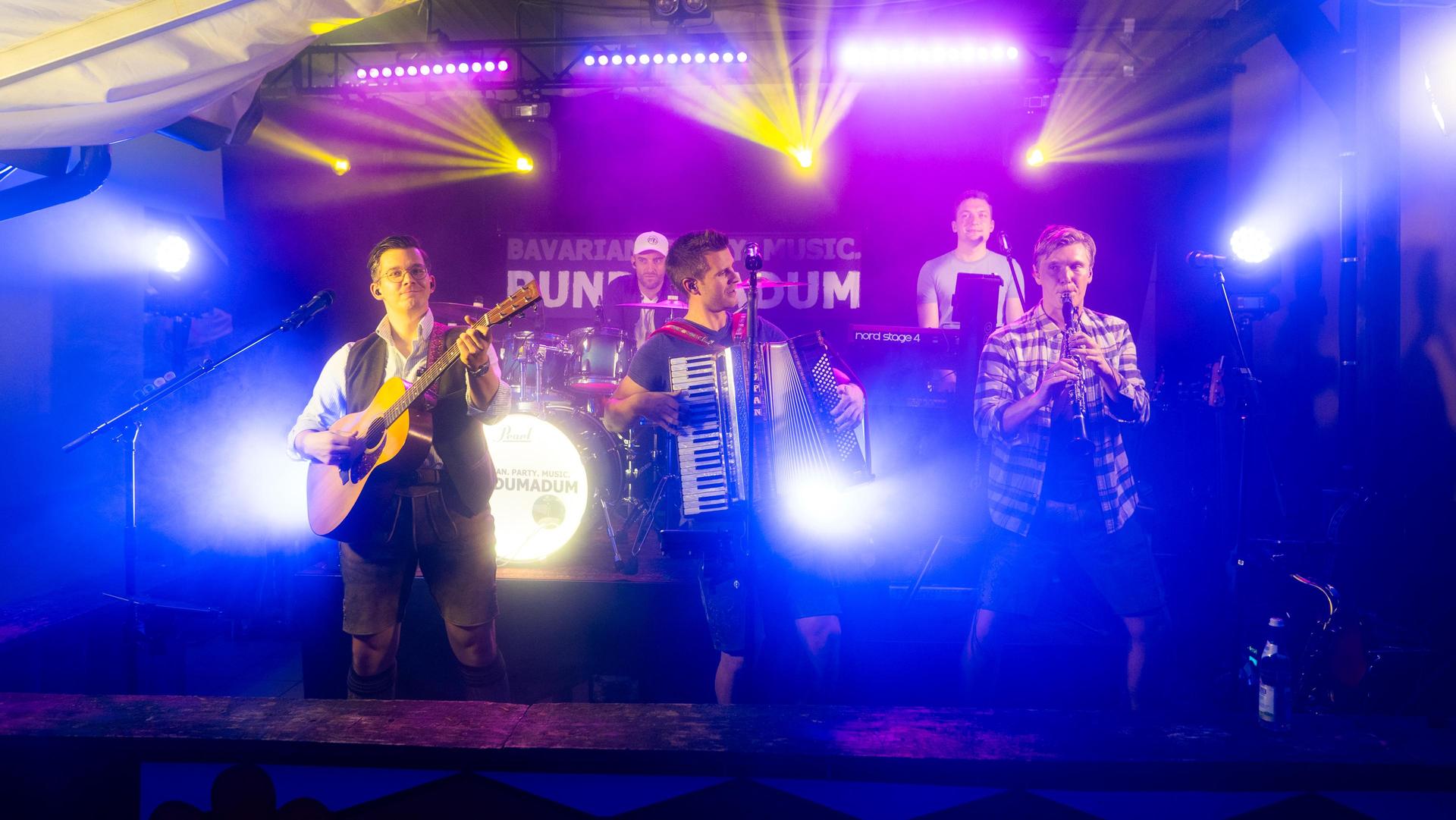 Beim Kirwa-Special der Etzenrichter Kirwa sorgte die Band „RUNDUMADUM” für Stimmung.  (Bild: Hannes Stock)