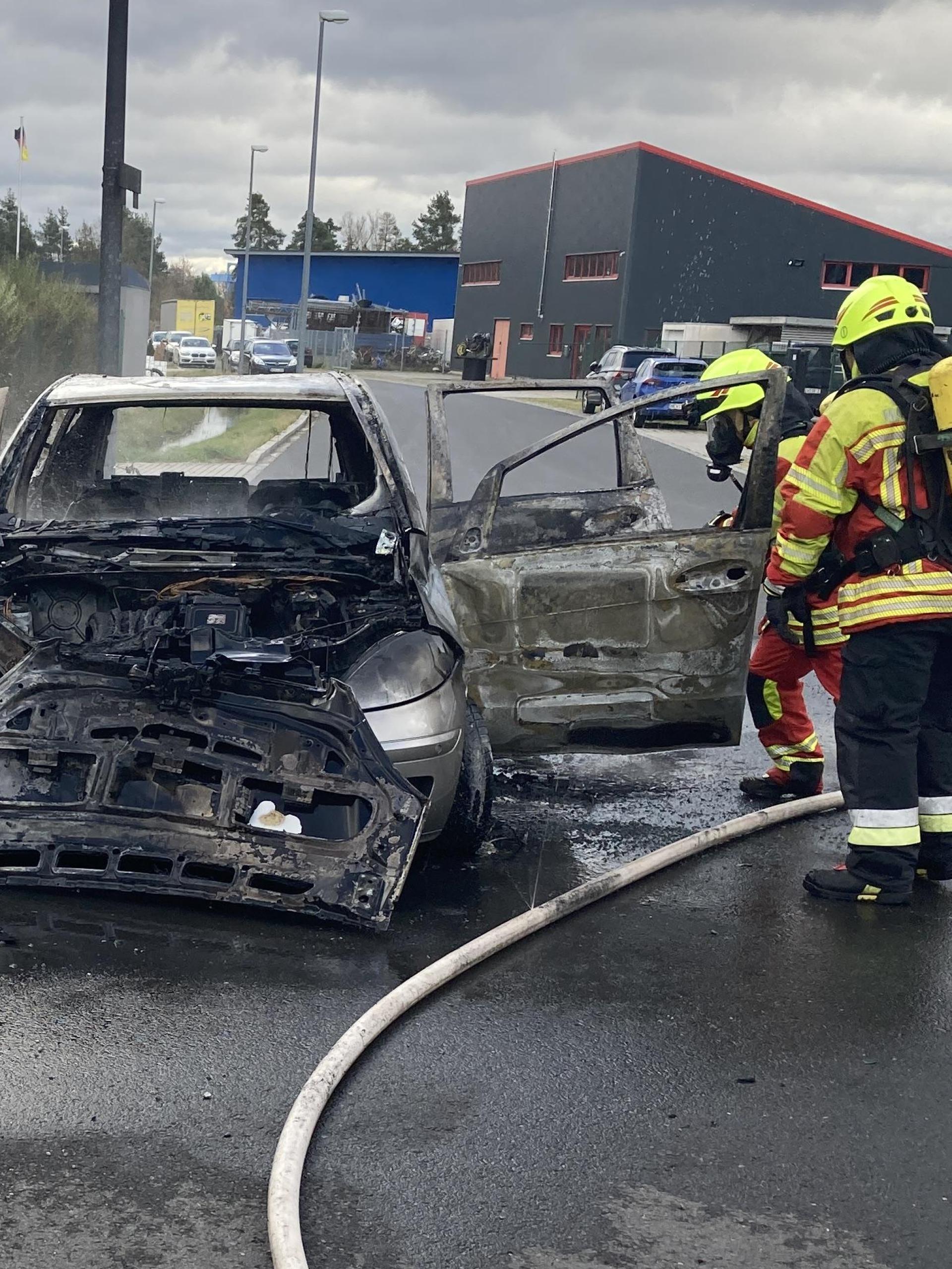 Donnerstagmittag bricht ein Feuer in einem Auto in Mantel aus. (Bild: PI Neustadt an der Waldnaab/exb)