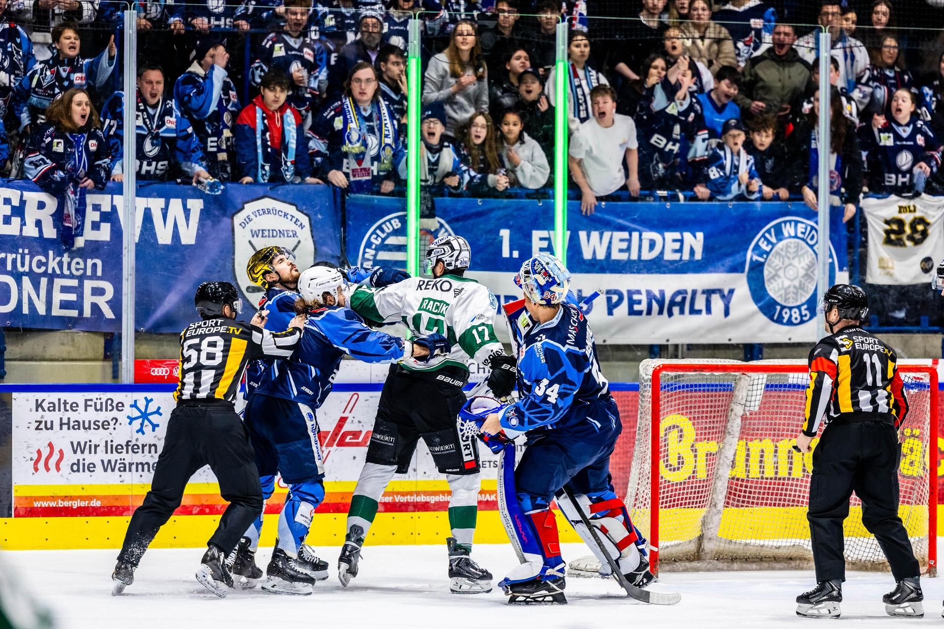Der Bietigheimer Marek Racuk (helles Trikot) „touchiert” Alex-Olivier Voyer in dieser Szene im Gesicht. Bei der 2:5-Niederlage konnten die Blue Devils nicht ganz an die Leistung aus dem Oberpfalz-Derby anknüpfen.  (Bild: Tobias Neubert)