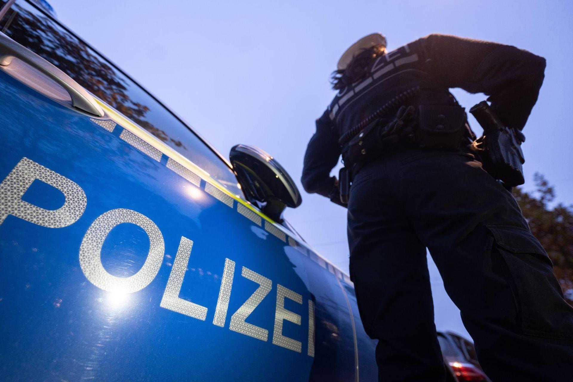 Polizisten fordern den Mann mehrere Male auf, von der Fassade wieder herunterzuklettern. (Symbolbild) (Bild: Marijan Murat/dpa)