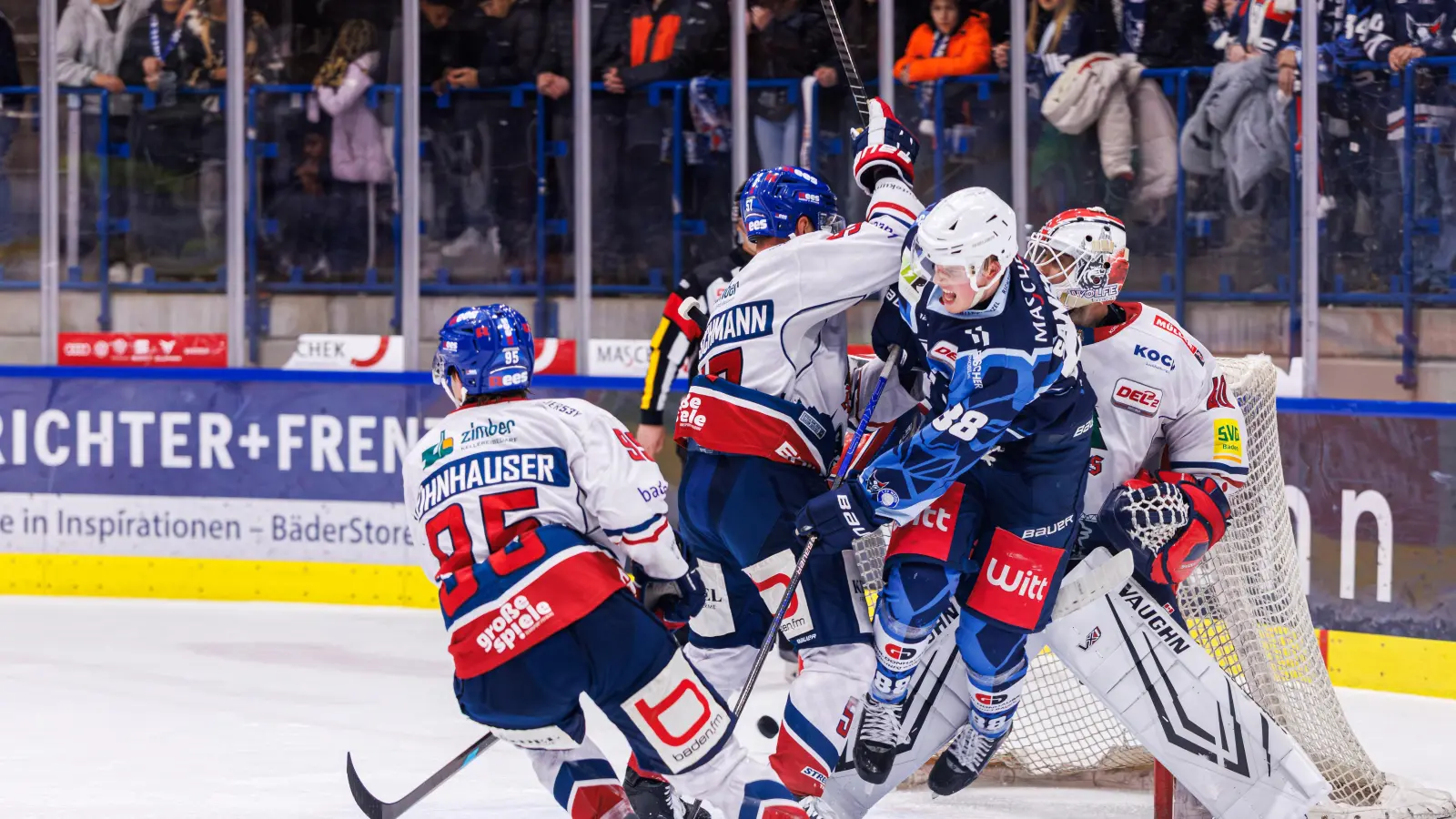 Schwerer Stand für Noah Samanski und die Blue Devils Weiden im Spiel gegen den EHC Freiburg. Allgemein war das Wochenende für die Blue Devils mit nur einem Zähler nicht wirklich zufriedenstellend.  (Bild: Werner Moller)